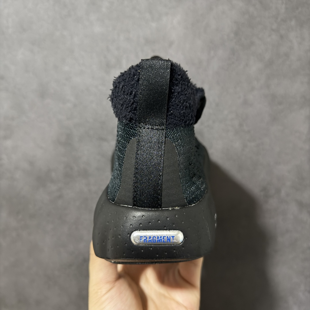 图片[4]-【公司级】Fragment Design x NK Mind 002 藤原浩联名 足底按摩舒适运动休闲训练鞋 黑蓝 IQ8504-002 全套原厂楦头原纸板数据档案 历时四个月倾力打造 原厂0937机台Flyknit飞织工艺 鞋面针织密度弹性完美同步原鞋 工艺同步公司 原厂压底模 加固按摩单元 防止颗粒松动 原装TUP鞋扣 亮黑后跟条 白色字体采用工业级丝网印刷（丝印）工艺 字体边缘锐利清晰 笔画粗细均匀 没有毛边或晕染 依旧延续Mind系列的标志性外观 采用黑色Flyknit鞋面 并用到拼接结构和外露缝线强调设计感 鞋底依旧配备22个皇家蓝独立泡棉按摩球 鞋底的FRAGMENT经典标语也同样保留其中 还在鞋舌加入了一块印有闪电章的特殊提环 来进一步表明联名身份 正常尺码 尺码：36 36.5 37.5 38 38.5 39 40 40.5 41 42 42.5 43 44 44.5 45-选品中心