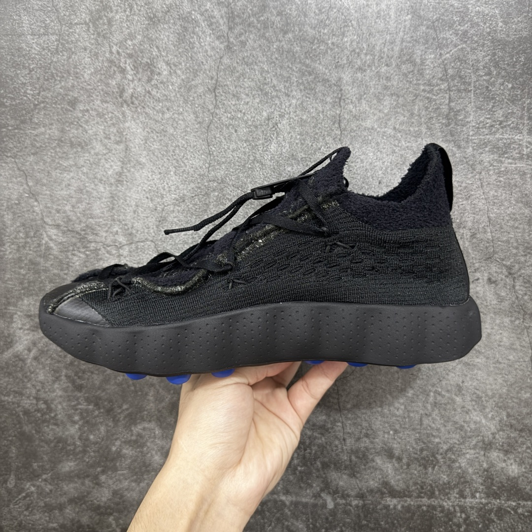 图片[2]-【渠道版】Fragment Design x NK Mind 002 藤原浩联名 足底按摩舒适运动休闲训练鞋 黑蓝 IQ8504-002 全套原厂楦头原纸板数据档案 历时四个月倾力打造 原厂0937机台Flyknit飞织工艺 鞋面针织密度弹性完美同步原鞋 工艺同步公司 原厂压底模 加固按摩单元 防止颗粒松动 原装TUP鞋扣 亮黑后跟条 白色字体采用工业级丝网印刷（丝印）工艺 字体边缘锐利清晰 笔画粗细均匀 没有毛边或晕染 依旧延续Mind系列的标志性外观 采用黑色Flyknit鞋面 并用到拼接结构和外露缝线强调设计感 鞋底依旧配备22个皇家蓝独立泡棉按摩球 鞋底的FRAGMENT经典标语也同样保留其中 还在鞋舌加入了一块印有闪电章的特殊提环 来进一步表明联名身份 正常尺码 尺码：36 36.5 37.5 38 38.5 39 40 40.5 41 42 42.5 43 44 44.5 45 46.5 47.5-选品中心