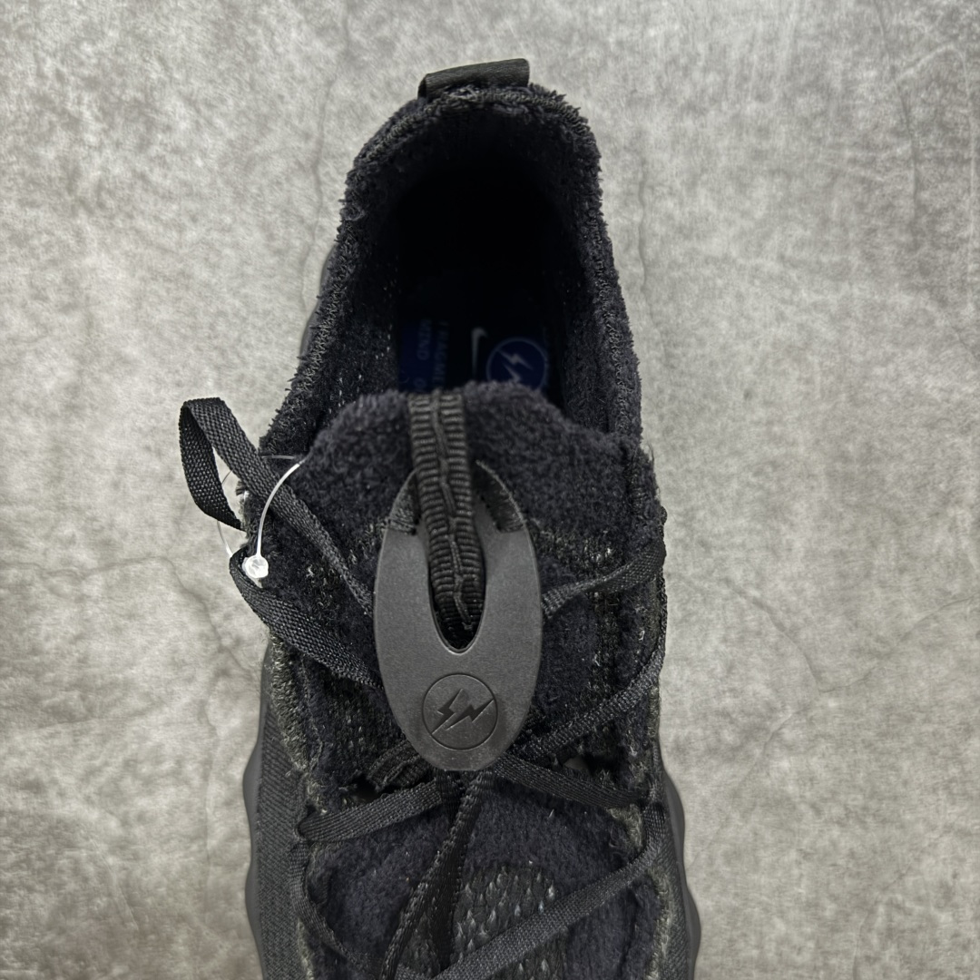 图片[8]-【渠道版】Fragment Design x NK Mind 002 藤原浩联名 足底按摩舒适运动休闲训练鞋 黑蓝 IQ8504-002 全套原厂楦头原纸板数据档案 历时四个月倾力打造 原厂0937机台Flyknit飞织工艺 鞋面针织密度弹性完美同步原鞋 工艺同步公司 原厂压底模 加固按摩单元 防止颗粒松动 原装TUP鞋扣 亮黑后跟条 白色字体采用工业级丝网印刷（丝印）工艺 字体边缘锐利清晰 笔画粗细均匀 没有毛边或晕染 依旧延续Mind系列的标志性外观 采用黑色Flyknit鞋面 并用到拼接结构和外露缝线强调设计感 鞋底依旧配备22个皇家蓝独立泡棉按摩球 鞋底的FRAGMENT经典标语也同样保留其中 还在鞋舌加入了一块印有闪电章的特殊提环 来进一步表明联名身份 正常尺码 尺码：36 36.5 37.5 38 38.5 39 40 40.5 41 42 42.5 43 44 44.5 45 46.5 47.5-选品中心