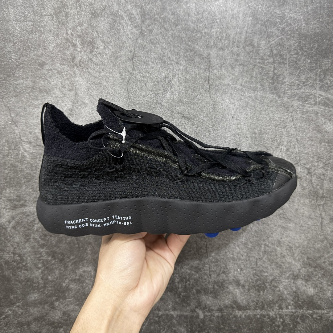 【渠道版】Fragment Design x NK Mind 002 藤原浩联名 足底按摩舒适运动休闲训练鞋 黑蓝 IQ8504-002 全套原厂楦头原纸板数据档案 历时四个月倾力打造 原厂0937机台Flyknit飞织工艺 鞋面针织密度弹性完美同步原鞋 工艺同步公司 原厂压底模 加固按摩单元 防止颗粒松动 原装TUP鞋扣 亮黑后跟条 白色字体采用工业级丝网印刷（丝印）工艺 字体边缘锐利清晰 笔画粗细均匀 没有毛边或晕染 依旧延续Mind系列的标志性外观 采用黑色Flyknit鞋面 并用到拼接结构和外露缝线强调设计感 鞋底依旧配备22个皇家蓝独立泡棉按摩球 鞋底的FRAGMENT经典标语也同样保留其中 还在鞋舌加入了一块印有闪电章的特殊提环 来进一步表明联名身份 正常尺码 尺码：36 36.5 37.5 38 38.5 39 40 40.5 41 42 42.5 43 44 44.5 45 46.5 47.5-选品中心