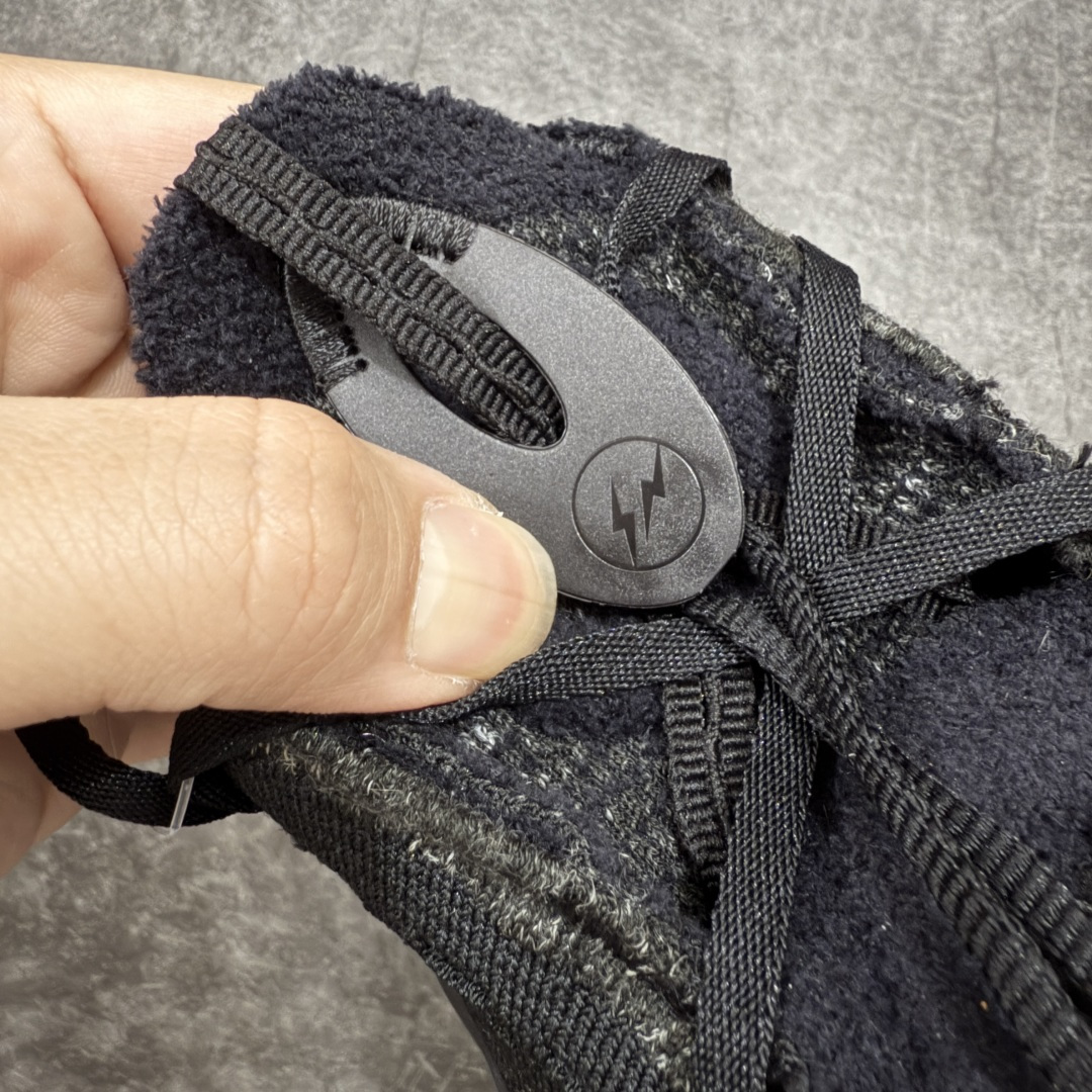 图片[4]-【渠道版】Fragment Design x NK Mind 002 藤原浩联名 足底按摩舒适运动休闲训练鞋 黑蓝 IQ8504-002 全套原厂楦头原纸板数据档案 历时四个月倾力打造 原厂0937机台Flyknit飞织工艺 鞋面针织密度弹性完美同步原鞋 工艺同步公司 原厂压底模 加固按摩单元 防止颗粒松动 原装TUP鞋扣 亮黑后跟条 白色字体采用工业级丝网印刷（丝印）工艺 字体边缘锐利清晰 笔画粗细均匀 没有毛边或晕染 依旧延续Mind系列的标志性外观 采用黑色Flyknit鞋面 并用到拼接结构和外露缝线强调设计感 鞋底依旧配备22个皇家蓝独立泡棉按摩球 鞋底的FRAGMENT经典标语也同样保留其中 还在鞋舌加入了一块印有闪电章的特殊提环 来进一步表明联名身份 正常尺码 尺码：36 36.5 37.5 38 38.5 39 40 40.5 41 42 42.5 43 44 44.5 45 46.5 47.5-选品中心