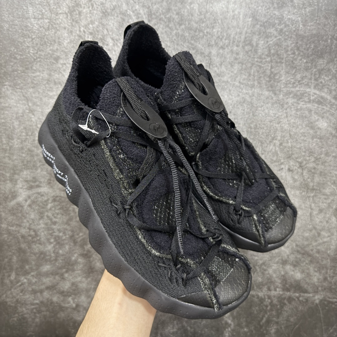 【渠道版】Fragment Design x NK Mind 002 藤原浩联名 足底按摩舒适运动休闲训练鞋 黑蓝 IQ8504-002 全套原厂楦头原纸板数据档案 历时四个月倾力打造 原厂0937机台Flyknit飞织工艺 鞋面针织密度弹性完美同步原鞋 工艺同步公司 原厂压底模 加固按摩单元 防止颗粒松动 原装TUP鞋扣 亮黑后跟条 白色字体采用工业级丝网印刷（丝印）工艺 字体边缘锐利清晰 笔画粗细均匀 没有毛边或晕染 依旧延续Mind系列的标志性外观 采用黑色Flyknit鞋面 并用到拼接结构和外露缝线强调设计感 鞋底依旧配备22个皇家蓝独立泡棉按摩球 鞋底的FRAGMENT经典标语也同样保留其中 还在鞋舌加入了一块印有闪电章的特殊提环 来进一步表明联名身份 正常尺码 尺码：36 36.5 37.5 38 38.5 39 40 40.5 41 42 42.5 43 44 44.5 45 46.5 47.5-选品中心