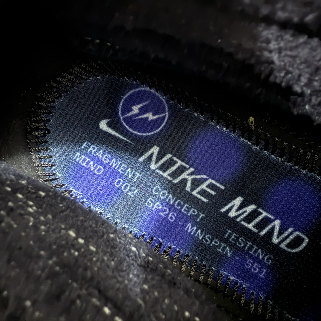 图片[7]-【渠道版】Fragment Design x NK Mind 002 藤原浩联名 足底按摩舒适运动休闲训练鞋 黑蓝 IQ8504-002 全套原厂楦头原纸板数据档案 历时四个月倾力打造 原厂0937机台Flyknit飞织工艺 鞋面针织密度弹性完美同步原鞋 工艺同步公司 原厂压底模 加固按摩单元 防止颗粒松动 原装TUP鞋扣 亮黑后跟条 白色字体采用工业级丝网印刷（丝印）工艺 字体边缘锐利清晰 笔画粗细均匀 没有毛边或晕染 依旧延续Mind系列的标志性外观 采用黑色Flyknit鞋面 并用到拼接结构和外露缝线强调设计感 鞋底依旧配备22个皇家蓝独立泡棉按摩球 鞋底的FRAGMENT经典标语也同样保留其中 还在鞋舌加入了一块印有闪电章的特殊提环 来进一步表明联名身份 正常尺码 尺码：36 36.5 37.5 38 38.5 39 40 40.5 41 42 42.5 43 44 44.5 45 46.5 47.5-选品中心