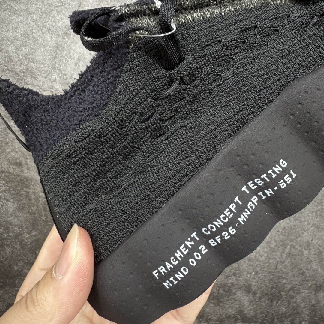 图片[3]-【渠道版】Fragment Design x NK Mind 002 藤原浩联名 足底按摩舒适运动休闲训练鞋 黑蓝 IQ8504-002 全套原厂楦头原纸板数据档案 历时四个月倾力打造 原厂0937机台Flyknit飞织工艺 鞋面针织密度弹性完美同步原鞋 工艺同步公司 原厂压底模 加固按摩单元 防止颗粒松动 原装TUP鞋扣 亮黑后跟条 白色字体采用工业级丝网印刷（丝印）工艺 字体边缘锐利清晰 笔画粗细均匀 没有毛边或晕染 依旧延续Mind系列的标志性外观 采用黑色Flyknit鞋面 并用到拼接结构和外露缝线强调设计感 鞋底依旧配备22个皇家蓝独立泡棉按摩球 鞋底的FRAGMENT经典标语也同样保留其中 还在鞋舌加入了一块印有闪电章的特殊提环 来进一步表明联名身份 正常尺码 尺码：36 36.5 37.5 38 38.5 39 40 40.5 41 42 42.5 43 44 44.5 45 46.5 47.5-选品中心