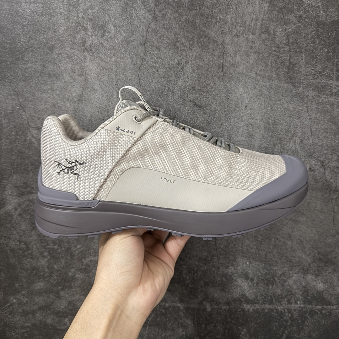 【莞产套盒版】始祖鸟ArcTeryx Kopec GTX M 覆盖透气男越野跑鞋 灰标刺绣白色 正确后跟刺绣 完美细节版型 官方同步上架 适合技术路线单日徒步穿着 aeriosflgtx鞋受到长途野外跑步鞋的启发 适合在变化的地形上进行快速轻快的徒步旅行穿着，舒适而有支撑性，使您充满信心。该设计与脚部融为一体，可最大限度地减少摩擦，gore-tex保护膜网砂，采用gore隐形适体(invisiblefit)技术，更轻薄舒适。敏捷、稳定和技术路线上的自信源于vibram® megagrip外底、压缩eva内底以及一体的tpu。重量约：275g技术特点透气轻量耐磨鞋子鞋外底结构vibram®megagripM橡胶化合材料耐用柔软鞋子结构tpu鞋头可防磨损压缩eva泡沫内底以及一体的tpu铁芯提高了灵活性和稳定性，使您充满信心鞋子衬垫结构4mm厚ortholiteM3d模制插片材料gore-tex薄膜tpu高耐磨保护膜cordura® MX 尺码：39-45 编码： FJC350370-选品中心