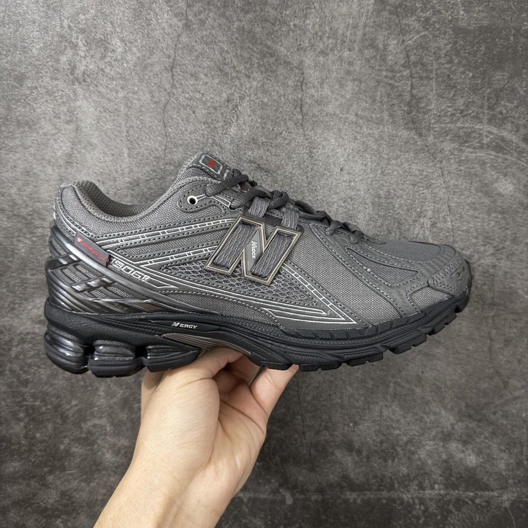 【纯原版】NB新百伦New Balance NB1906 U1906ROF系列复古老爹风休闲运动慢跑鞋 采用轻质牛剖革拼接透气网眼衬垫织物鞋面材质#T-Beam大底提供足步弓支撑，保持步态稳定#后跟搭载外露缓震胶 鞋身整体以各种深浅不一的灰色覆盖，鞋头以淡蓝色调装饰，网眼衬垫通过不规律的色块实现做旧的美感，泛黄的鞋底更是进一步增添了复古气息。 尺码：36 37 37.5 38 38.5 39.5 40 40.5 41.5 42 42.5 43 44 45 46.5-选品中心