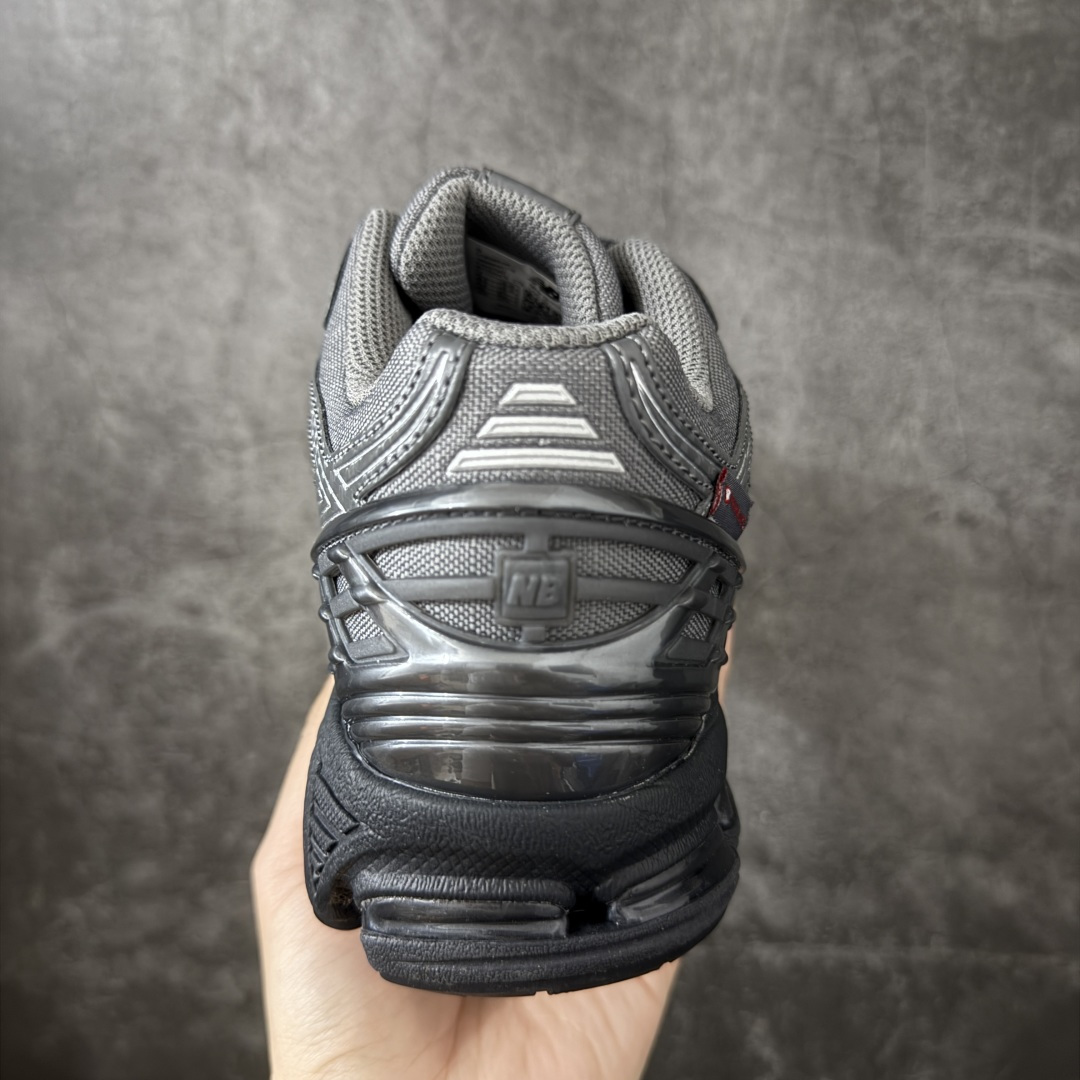 图片[4]-【纯原版】NB新百伦New Balance NB1906 U1906ROF系列复古老爹风休闲运动慢跑鞋 采用轻质牛剖革拼接透气网眼衬垫织物鞋面材质#T-Beam大底提供足步弓支撑，保持步态稳定#后跟搭载外露缓震胶 鞋身整体以各种深浅不一的灰色覆盖，鞋头以淡蓝色调装饰，网眼衬垫通过不规律的色块实现做旧的美感，泛黄的鞋底更是进一步增添了复古气息。 尺码：36 37 37.5 38 38.5 39.5 40 40.5 41.5 42 42.5 43 44 45 46.5-选品中心