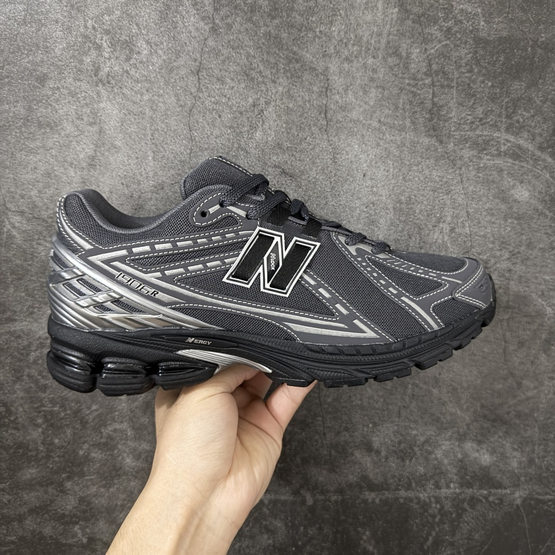 【纯原版】NB新百伦New Balance NB1906 U1906591系列复古老爹风休闲运动慢跑鞋 采用轻质牛剖革拼接透气网眼衬垫织物鞋面材质#T-Beam大底提供足步弓支撑，保持步态稳定#后跟搭载外露缓震胶 鞋身整体以各种深浅不一的灰色覆盖，鞋头以淡蓝色调装饰，网眼衬垫通过不规律的色块实现做旧的美感，泛黄的鞋底更是进一步增添了复古气息。 尺码：36 37 37.5 38 38.5 39.5 40 40.5 41.5 42 42.5 43 44 45 46.5-选品中心