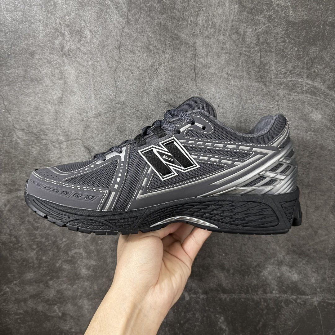图片[2]-【纯原版】NB新百伦New Balance NB1906 U1906591系列复古老爹风休闲运动慢跑鞋 采用轻质牛剖革拼接透气网眼衬垫织物鞋面材质#T-Beam大底提供足步弓支撑，保持步态稳定#后跟搭载外露缓震胶 鞋身整体以各种深浅不一的灰色覆盖，鞋头以淡蓝色调装饰，网眼衬垫通过不规律的色块实现做旧的美感，泛黄的鞋底更是进一步增添了复古气息。 尺码：36 37 37.5 38 38.5 39.5 40 40.5 41.5 42 42.5 43 44 45 46.5-选品中心
