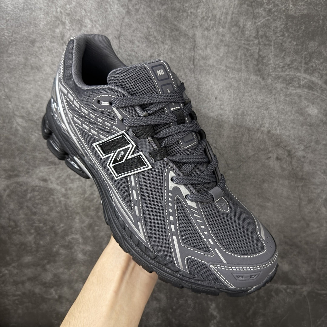 图片[3]-【纯原版】NB新百伦New Balance NB1906 U1906591系列复古老爹风休闲运动慢跑鞋 采用轻质牛剖革拼接透气网眼衬垫织物鞋面材质#T-Beam大底提供足步弓支撑，保持步态稳定#后跟搭载外露缓震胶 鞋身整体以各种深浅不一的灰色覆盖，鞋头以淡蓝色调装饰，网眼衬垫通过不规律的色块实现做旧的美感，泛黄的鞋底更是进一步增添了复古气息。 尺码：36 37 37.5 38 38.5 39.5 40 40.5 41.5 42 42.5 43 44 45 46.5-选品中心