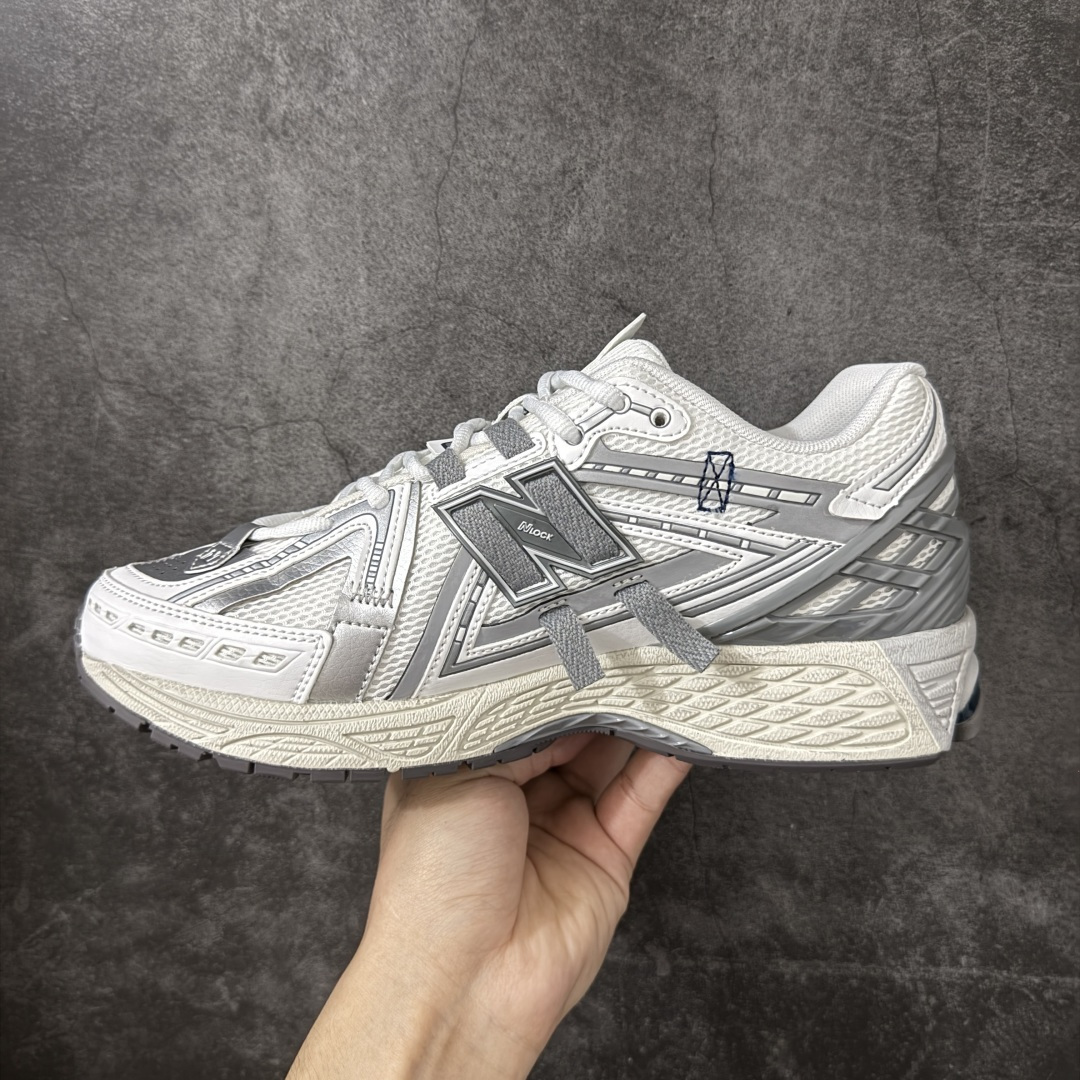 图片[2]-【纯原版】NB新百伦New Balance NB1906 U190643N系列复古老爹风休闲运动慢跑鞋 采用轻质牛剖革拼接透气网眼衬垫织物鞋面材质#T-Beam大底提供足步弓支撑，保持步态稳定#后跟搭载外露缓震胶 鞋身整体以各种深浅不一的灰色覆盖，鞋头以淡蓝色调装饰，网眼衬垫通过不规律的色块实现做旧的美感，泛黄的鞋底更是进一步增添了复古气息。 尺码：36 37 37.5 38 38.5 39.5 40 40.5 41.5 42 42.5 43 44 45 46.5-选品中心