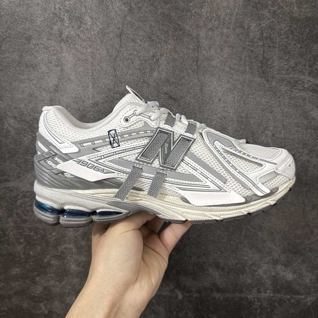 【纯原版】NB新百伦New Balance NB1906 U190643N系列复古老爹风休闲运动慢跑鞋 采用轻质牛剖革拼接透气网眼衬垫织物鞋面材质#T-Beam大底提供足步弓支撑，保持步态稳定#后跟搭载外露缓震胶 鞋身整体以各种深浅不一的灰色覆盖，鞋头以淡蓝色调装饰，网眼衬垫通过不规律的色块实现做旧的美感，泛黄的鞋底更是进一步增添了复古气息。 尺码：36 37 37.5 38 38.5 39.5 40 40.5 41.5 42 42.5 43 44 45 46.5-选品中心