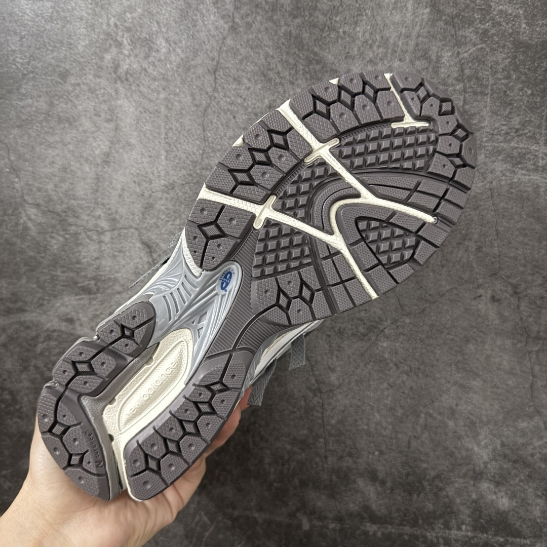 图片[9]-【纯原版】NB新百伦New Balance NB1906 U190643N系列复古老爹风休闲运动慢跑鞋 采用轻质牛剖革拼接透气网眼衬垫织物鞋面材质#T-Beam大底提供足步弓支撑，保持步态稳定#后跟搭载外露缓震胶 鞋身整体以各种深浅不一的灰色覆盖，鞋头以淡蓝色调装饰，网眼衬垫通过不规律的色块实现做旧的美感，泛黄的鞋底更是进一步增添了复古气息。 尺码：36 37 37.5 38 38.5 39.5 40 40.5 41.5 42 42.5 43 44 45 46.5-选品中心