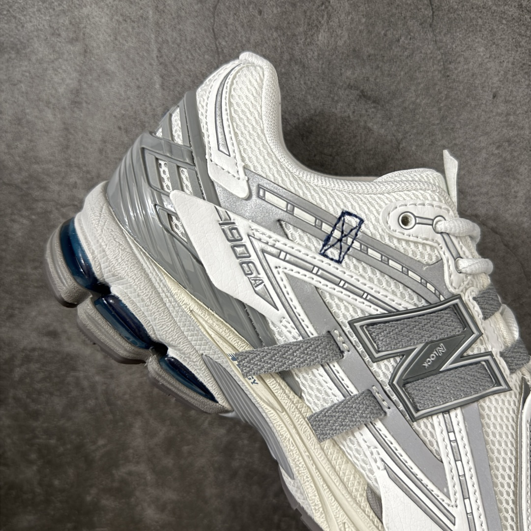 图片[7]-【纯原版】NB新百伦New Balance NB1906 U190643N系列复古老爹风休闲运动慢跑鞋 采用轻质牛剖革拼接透气网眼衬垫织物鞋面材质#T-Beam大底提供足步弓支撑，保持步态稳定#后跟搭载外露缓震胶 鞋身整体以各种深浅不一的灰色覆盖，鞋头以淡蓝色调装饰，网眼衬垫通过不规律的色块实现做旧的美感，泛黄的鞋底更是进一步增添了复古气息。 尺码：36 37 37.5 38 38.5 39.5 40 40.5 41.5 42 42.5 43 44 45 46.5-选品中心
