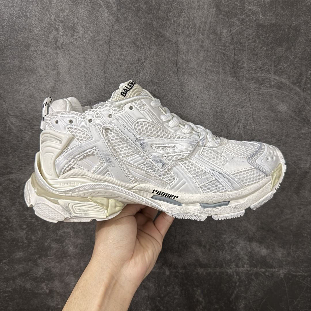 【公司级H版】BALENCIAGA Runner 巴黎世家七代 黑色 此系列是通过溢胶、做旧、缝线等细节 展示了设计师 Demna 的运动鞋风格 用一双「旧鞋」传递复古感 后侧板、翘起的鞋头 则展示了 Demna 在结构上的未来构想 原装大盒从里到外一切百分百还原官方配置 顶级专供碾压一切版本 尺码：35 36 37 38 39 40 41 42 43 44 45 46-选品中心