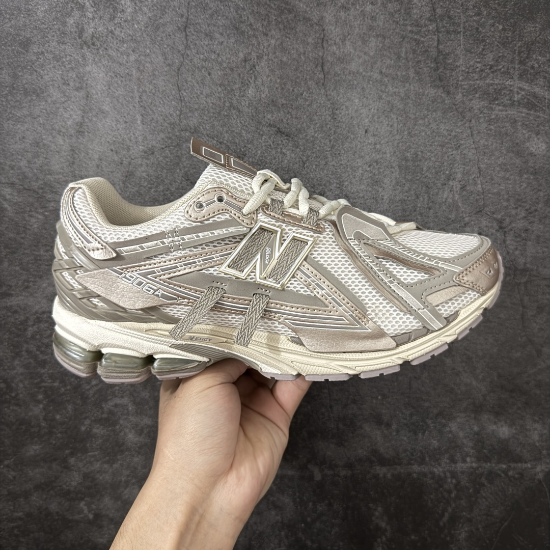 【GS纯原】新百伦 New Balance M1906系列 复古运动鞋单品宝藏老爹鞋 U19063VV 高端品质 正确六层组合底 市场唯一防伪蓝光跳码鞋标💪🏻 作为NB最经典的档案鞋型之一，与2002一样，1906有着NB最成熟的技术加持和复古款式，而本次推出的版本参照2002r的定位，相信会在性价两端做出权衡。单从造型上来看，依旧是vibe风格，味道很正，细节也很酷，这双1906r无疑必能打入复古跑鞋爱好者的年度鞋款名录。 尺码：36-45半-选品中心