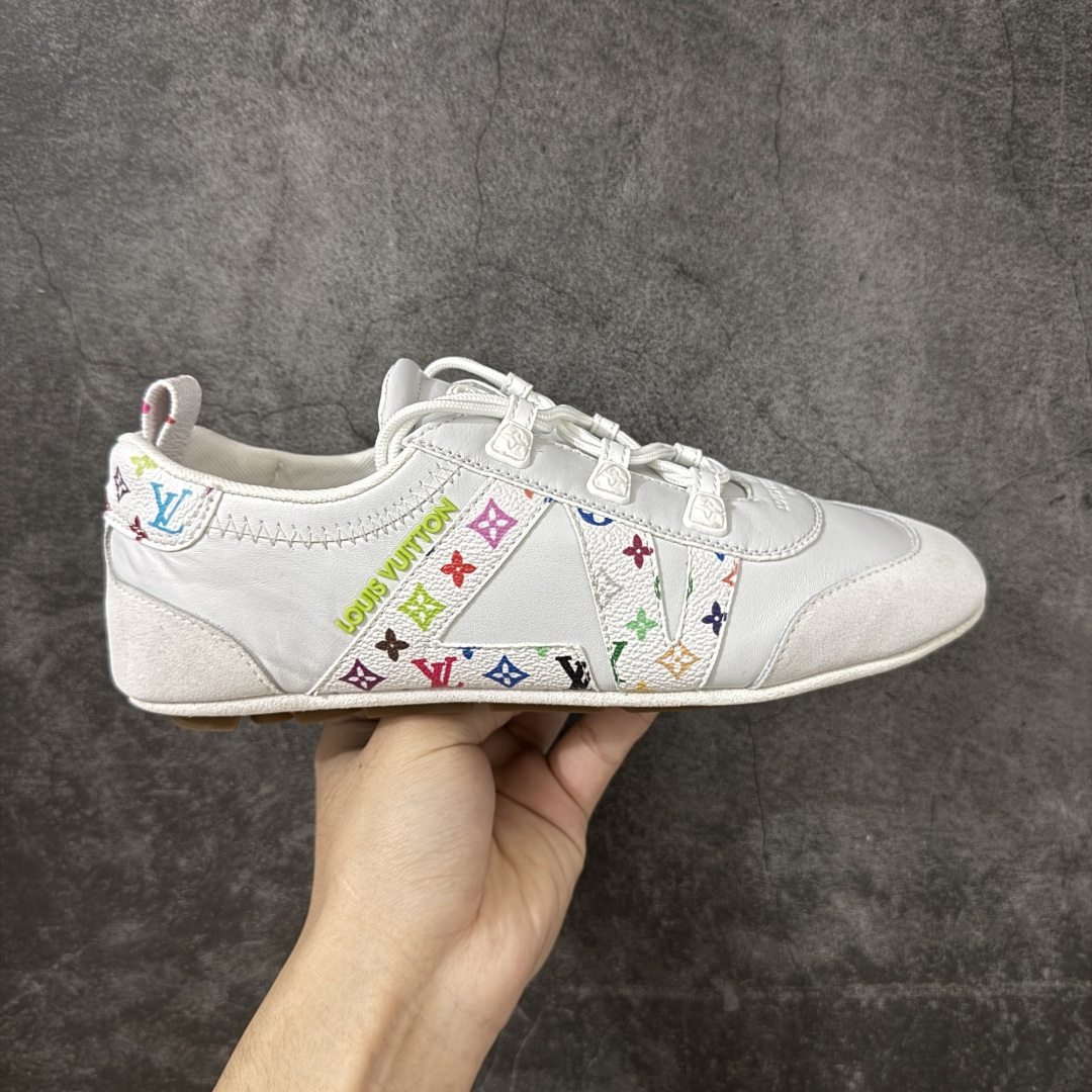 【广东纯原版】2026早春发布新款LOUIS VUITTON SneaKerina 德训鞋 芭蕾舞鞋 采用 Sacchetto 制鞋工艺，赋予柔韧鞋底与轻盈内部设计，适合日常休闲及精致造型。 sneakerina运动鞋惊艳曝光 设计灵感源自芭蕾舞平底鞋 优雅与复古并存 整体低调又老钱 原版购入 独家开模 媲美原版头层小牛皮 鞋面系带设计，侧面印有 LV 标志，后跟处配有拉环。——这双鞋简直是优雅与松弛感的完美融合！💃 尺码：35-40-选品中心