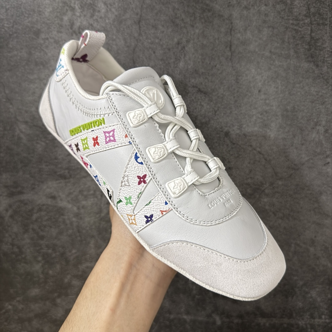 图片[3]-【广东纯原版】2026早春发布新款LOUIS VUITTON SneaKerina 德训鞋 芭蕾舞鞋 采用 Sacchetto 制鞋工艺，赋予柔韧鞋底与轻盈内部设计，适合日常休闲及精致造型。 sneakerina运动鞋惊艳曝光 设计灵感源自芭蕾舞平底鞋 优雅与复古并存 整体低调又老钱 原版购入 独家开模 媲美原版头层小牛皮 鞋面系带设计，侧面印有 LV 标志，后跟处配有拉环。——这双鞋简直是优雅与松弛感的完美融合！💃 尺码：35-40-选品中心