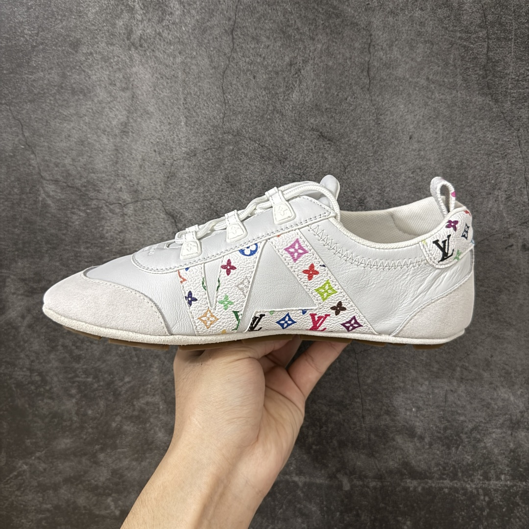 图片[2]-【广东纯原版】2026早春发布新款LOUIS VUITTON SneaKerina 德训鞋 芭蕾舞鞋 采用 Sacchetto 制鞋工艺，赋予柔韧鞋底与轻盈内部设计，适合日常休闲及精致造型。 sneakerina运动鞋惊艳曝光 设计灵感源自芭蕾舞平底鞋 优雅与复古并存 整体低调又老钱 原版购入 独家开模 媲美原版头层小牛皮 鞋面系带设计，侧面印有 LV 标志，后跟处配有拉环。——这双鞋简直是优雅与松弛感的完美融合！💃 尺码：35-40-选品中心