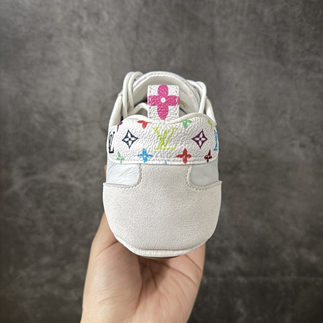 图片[4]-【广东纯原版】2026早春发布新款LOUIS VUITTON SneaKerina 德训鞋 芭蕾舞鞋 采用 Sacchetto 制鞋工艺，赋予柔韧鞋底与轻盈内部设计，适合日常休闲及精致造型。 sneakerina运动鞋惊艳曝光 设计灵感源自芭蕾舞平底鞋 优雅与复古并存 整体低调又老钱 原版购入 独家开模 媲美原版头层小牛皮 鞋面系带设计，侧面印有 LV 标志，后跟处配有拉环。——这双鞋简直是优雅与松弛感的完美融合！💃 尺码：35-40-选品中心