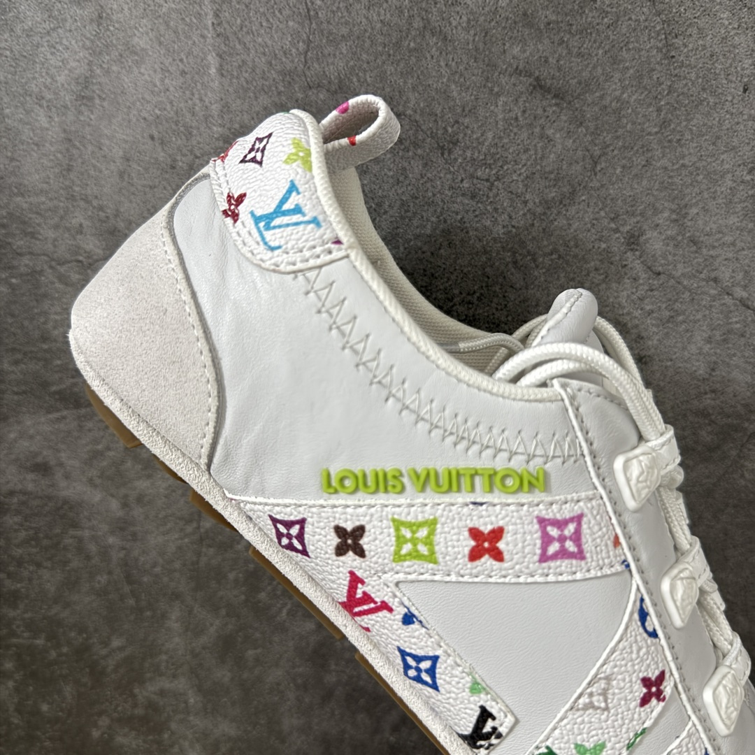 图片[7]-【广东纯原版】2026早春发布新款LOUIS VUITTON SneaKerina 德训鞋 芭蕾舞鞋 采用 Sacchetto 制鞋工艺，赋予柔韧鞋底与轻盈内部设计，适合日常休闲及精致造型。 sneakerina运动鞋惊艳曝光 设计灵感源自芭蕾舞平底鞋 优雅与复古并存 整体低调又老钱 原版购入 独家开模 媲美原版头层小牛皮 鞋面系带设计，侧面印有 LV 标志，后跟处配有拉环。——这双鞋简直是优雅与松弛感的完美融合！💃 尺码：35-40-选品中心