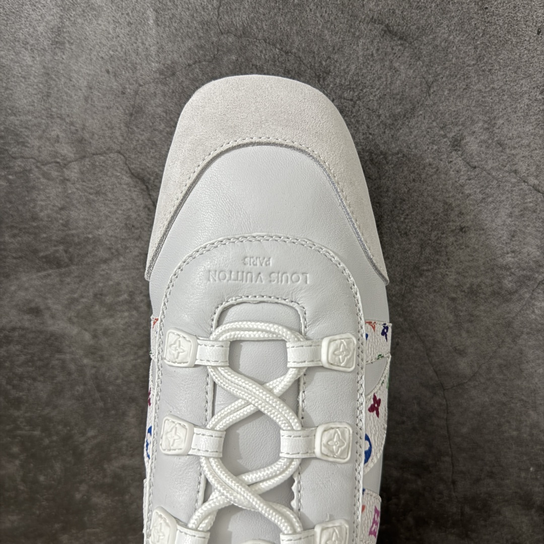 图片[5]-【广东纯原版】2026早春发布新款LOUIS VUITTON SneaKerina 德训鞋 芭蕾舞鞋 采用 Sacchetto 制鞋工艺，赋予柔韧鞋底与轻盈内部设计，适合日常休闲及精致造型。 sneakerina运动鞋惊艳曝光 设计灵感源自芭蕾舞平底鞋 优雅与复古并存 整体低调又老钱 原版购入 独家开模 媲美原版头层小牛皮 鞋面系带设计，侧面印有 LV 标志，后跟处配有拉环。——这双鞋简直是优雅与松弛感的完美融合！💃 尺码：35-40-选品中心