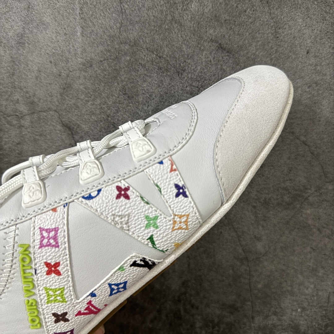 图片[6]-【广东纯原版】2026早春发布新款LOUIS VUITTON SneaKerina 德训鞋 芭蕾舞鞋 采用 Sacchetto 制鞋工艺，赋予柔韧鞋底与轻盈内部设计，适合日常休闲及精致造型。 sneakerina运动鞋惊艳曝光 设计灵感源自芭蕾舞平底鞋 优雅与复古并存 整体低调又老钱 原版购入 独家开模 媲美原版头层小牛皮 鞋面系带设计，侧面印有 LV 标志，后跟处配有拉环。——这双鞋简直是优雅与松弛感的完美融合！💃 尺码：35-40-选品中心