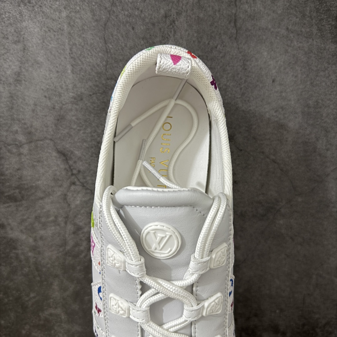图片[8]-【广东纯原版】2026早春发布新款LOUIS VUITTON SneaKerina 德训鞋 芭蕾舞鞋 采用 Sacchetto 制鞋工艺，赋予柔韧鞋底与轻盈内部设计，适合日常休闲及精致造型。 sneakerina运动鞋惊艳曝光 设计灵感源自芭蕾舞平底鞋 优雅与复古并存 整体低调又老钱 原版购入 独家开模 媲美原版头层小牛皮 鞋面系带设计，侧面印有 LV 标志，后跟处配有拉环。——这双鞋简直是优雅与松弛感的完美融合！💃 尺码：35-40-选品中心