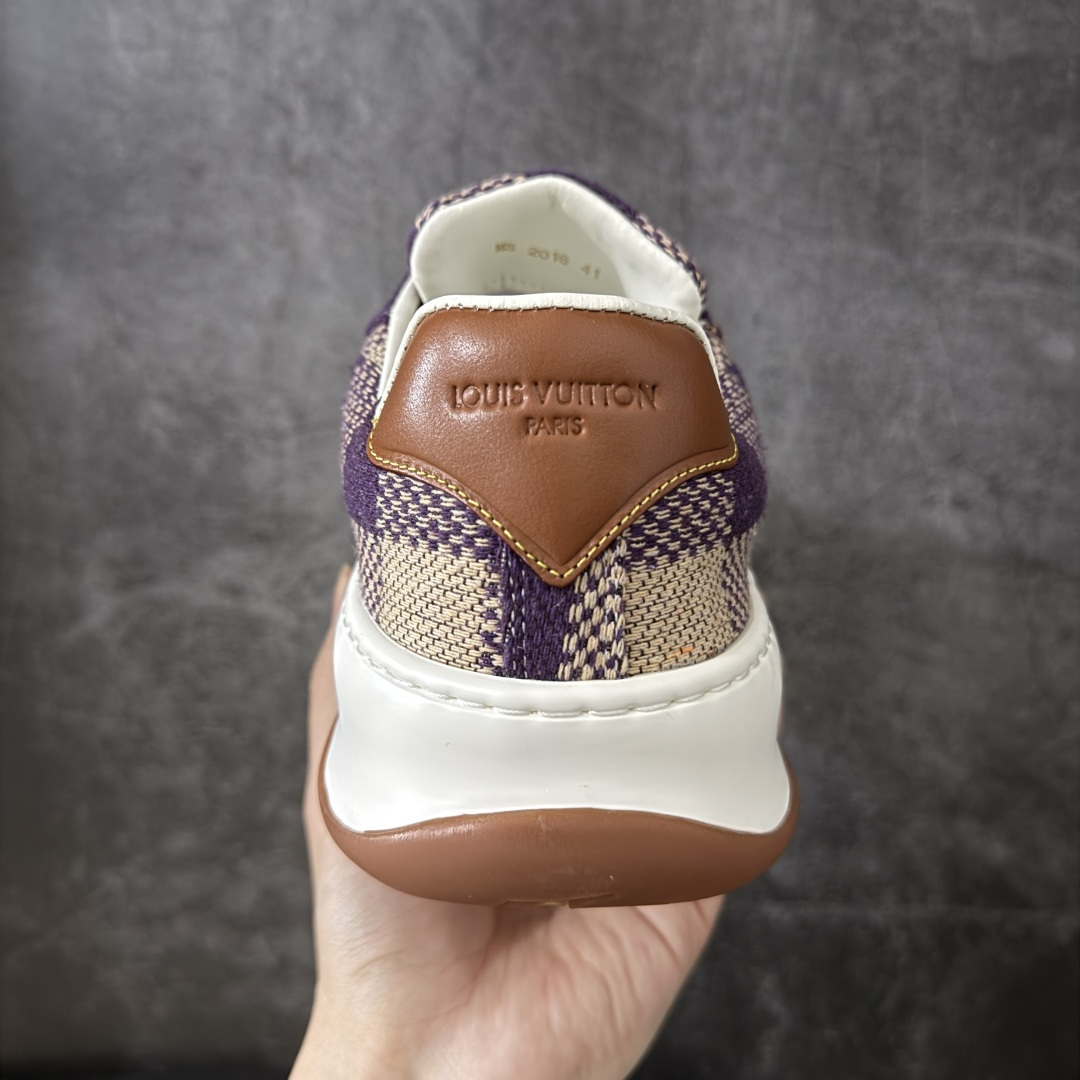 图片[4]-【广东礼盒版】LOUIS VUITTON Tilted 系列 LV饼干鞋｜2026 早春全新上架 LV 路易威登 Tilted Low Sneakers 倾斜系列低帮复古休闲运动板鞋 男鞋｜广东原产｜市售顶级版本 ✦ 升级原楦型开发纸版，鞋型更立体更正 ✦ Monogram 丹宁布鞋面，质感高级耐看 ✦ 鞋垫嵌入EVA软脚感物料，回弹舒适 ✦ 后跟耐弯折滴塑支撑片，稳定不塌 ✦ 全新开发TPR光泽组合隔色鞋底 ✦ LV组合 TPU 生胶底结构，行走稳、耐磨强 ✦ 原版购入开发 ✦ 厚实抽屉式礼品鞋盒 ✦ 原装包装说明书＋防尘布袋 ✦ 附送官方快递加固牛皮纸外盒 法国巴黎百年奢侈品牌 LOUIS VUITTON 路易威登 尺码：39 40 41 42 43 44 45-选品中心