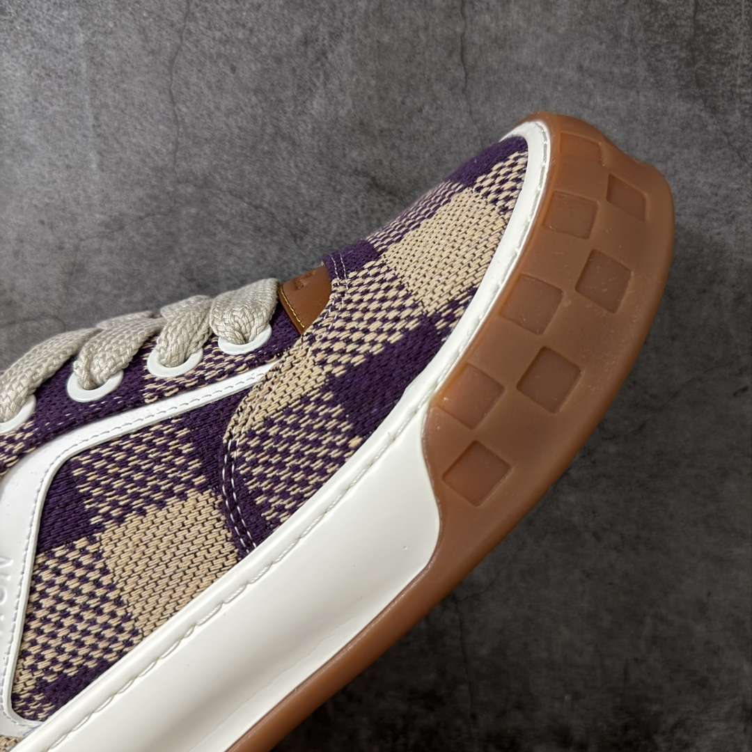 图片[6]-【广东礼盒版】LOUIS VUITTON Tilted 系列 LV饼干鞋｜2026 早春全新上架 LV 路易威登 Tilted Low Sneakers 倾斜系列低帮复古休闲运动板鞋 男鞋｜广东原产｜市售顶级版本 ✦ 升级原楦型开发纸版，鞋型更立体更正 ✦ Monogram 丹宁布鞋面，质感高级耐看 ✦ 鞋垫嵌入EVA软脚感物料，回弹舒适 ✦ 后跟耐弯折滴塑支撑片，稳定不塌 ✦ 全新开发TPR光泽组合隔色鞋底 ✦ LV组合 TPU 生胶底结构，行走稳、耐磨强 ✦ 原版购入开发 ✦ 厚实抽屉式礼品鞋盒 ✦ 原装包装说明书＋防尘布袋 ✦ 附送官方快递加固牛皮纸外盒 法国巴黎百年奢侈品牌 LOUIS VUITTON 路易威登 尺码：39 40 41 42 43 44 45-选品中心