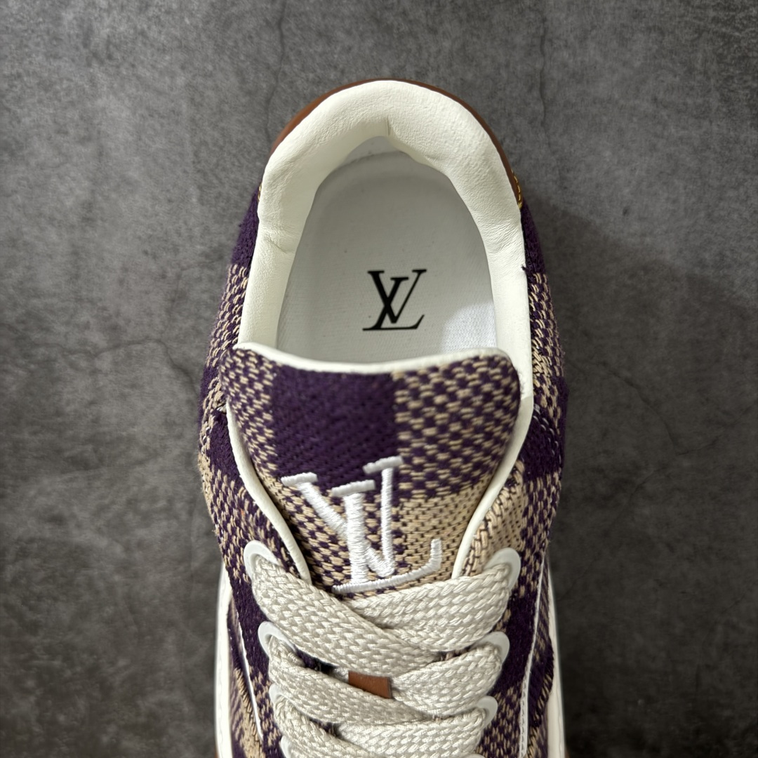 图片[8]-【广东礼盒版】LOUIS VUITTON Tilted 系列 LV饼干鞋｜2026 早春全新上架 LV 路易威登 Tilted Low Sneakers 倾斜系列低帮复古休闲运动板鞋 男鞋｜广东原产｜市售顶级版本 ✦ 升级原楦型开发纸版，鞋型更立体更正 ✦ Monogram 丹宁布鞋面，质感高级耐看 ✦ 鞋垫嵌入EVA软脚感物料，回弹舒适 ✦ 后跟耐弯折滴塑支撑片，稳定不塌 ✦ 全新开发TPR光泽组合隔色鞋底 ✦ LV组合 TPU 生胶底结构，行走稳、耐磨强 ✦ 原版购入开发 ✦ 厚实抽屉式礼品鞋盒 ✦ 原装包装说明书＋防尘布袋 ✦ 附送官方快递加固牛皮纸外盒 法国巴黎百年奢侈品牌 LOUIS VUITTON 路易威登 尺码：39 40 41 42 43 44 45-选品中心