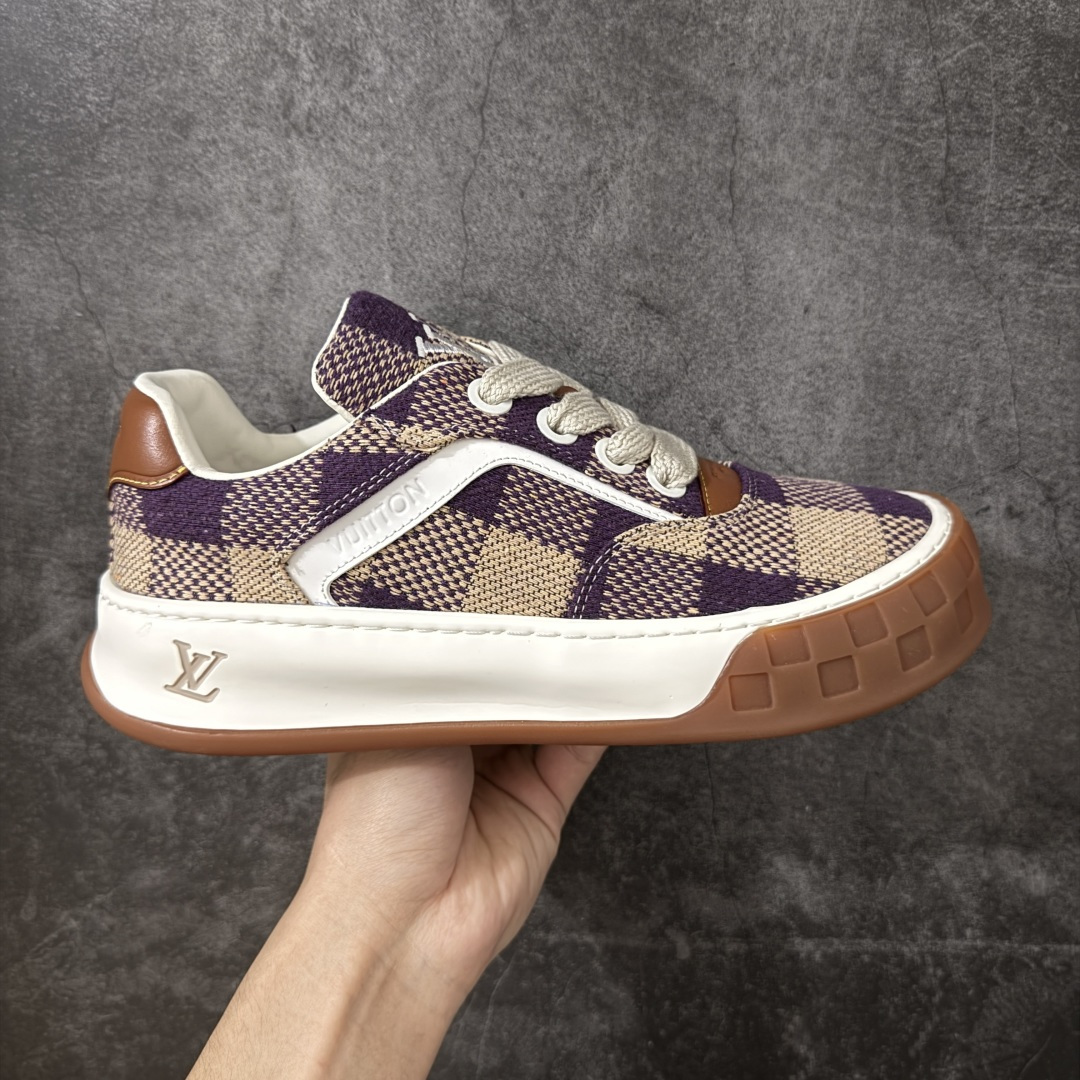 【广东礼盒版】LOUIS VUITTON Tilted 系列 LV饼干鞋｜2026 早春全新上架 LV 路易威登 Tilted Low Sneakers 倾斜系列低帮复古休闲运动板鞋 男鞋｜广东原产｜市售顶级版本 ✦ 升级原楦型开发纸版，鞋型更立体更正 ✦ Monogram 丹宁布鞋面，质感高级耐看 ✦ 鞋垫嵌入EVA软脚感物料，回弹舒适 ✦ 后跟耐弯折滴塑支撑片，稳定不塌 ✦ 全新开发TPR光泽组合隔色鞋底 ✦ LV组合 TPU 生胶底结构，行走稳、耐磨强 ✦ 原版购入开发 ✦ 厚实抽屉式礼品鞋盒 ✦ 原装包装说明书＋防尘布袋 ✦ 附送官方快递加固牛皮纸外盒 法国巴黎百年奢侈品牌 LOUIS VUITTON 路易威登 尺码：39 40 41 42 43 44 45-选品中心