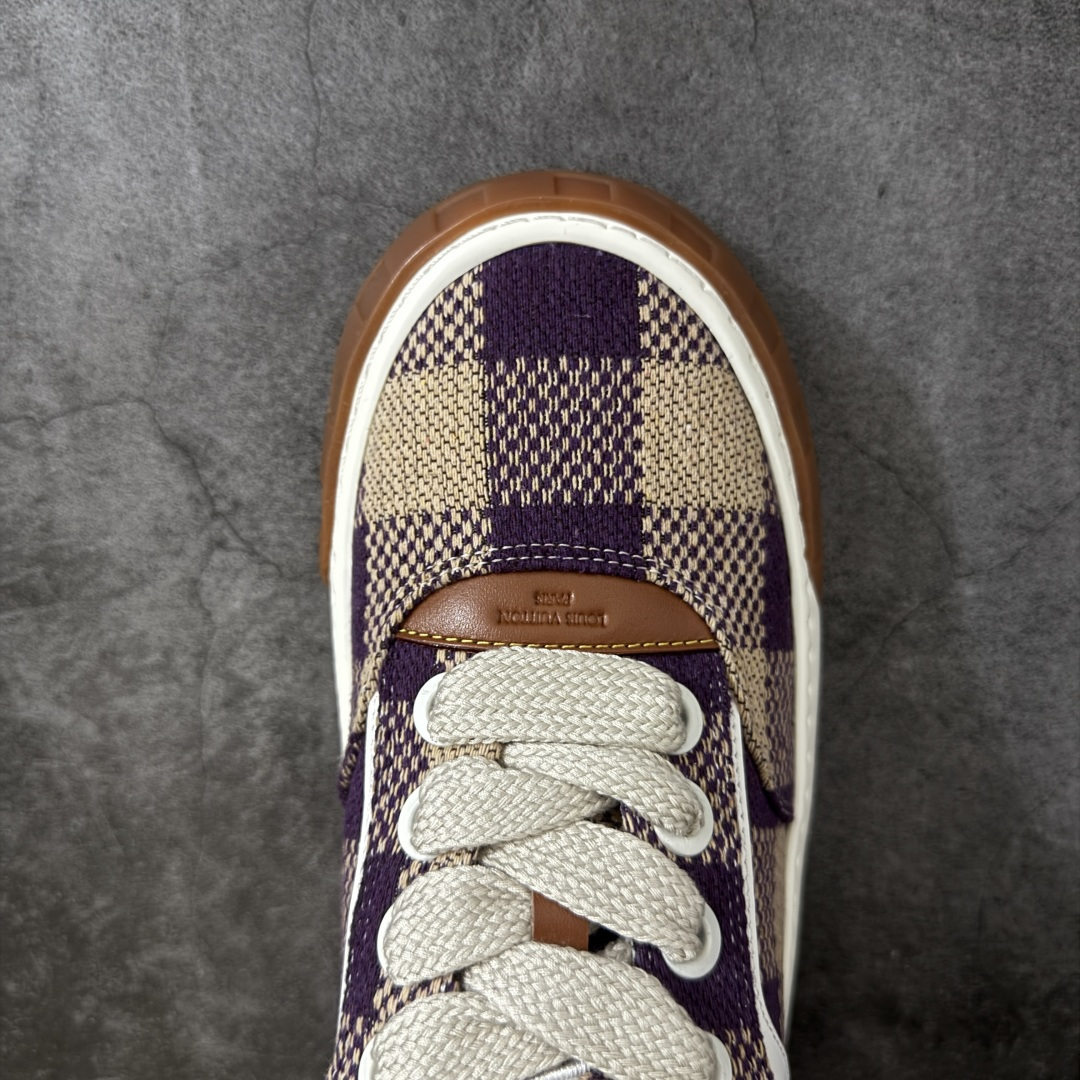 图片[5]-【广东礼盒版】LOUIS VUITTON Tilted 系列 LV饼干鞋｜2026 早春全新上架 LV 路易威登 Tilted Low Sneakers 倾斜系列低帮复古休闲运动板鞋 男鞋｜广东原产｜市售顶级版本 ✦ 升级原楦型开发纸版，鞋型更立体更正 ✦ Monogram 丹宁布鞋面，质感高级耐看 ✦ 鞋垫嵌入EVA软脚感物料，回弹舒适 ✦ 后跟耐弯折滴塑支撑片，稳定不塌 ✦ 全新开发TPR光泽组合隔色鞋底 ✦ LV组合 TPU 生胶底结构，行走稳、耐磨强 ✦ 原版购入开发 ✦ 厚实抽屉式礼品鞋盒 ✦ 原装包装说明书＋防尘布袋 ✦ 附送官方快递加固牛皮纸外盒 法国巴黎百年奢侈品牌 LOUIS VUITTON 路易威登 尺码：39 40 41 42 43 44 45-选品中心