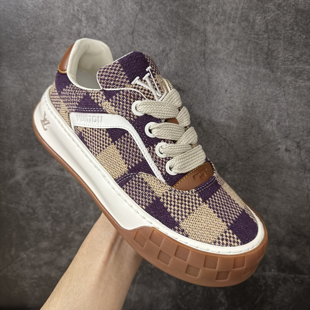 图片[3]-【广东礼盒版】LOUIS VUITTON Tilted 系列 LV饼干鞋｜2026 早春全新上架 LV 路易威登 Tilted Low Sneakers 倾斜系列低帮复古休闲运动板鞋 男鞋｜广东原产｜市售顶级版本 ✦ 升级原楦型开发纸版，鞋型更立体更正 ✦ Monogram 丹宁布鞋面，质感高级耐看 ✦ 鞋垫嵌入EVA软脚感物料，回弹舒适 ✦ 后跟耐弯折滴塑支撑片，稳定不塌 ✦ 全新开发TPR光泽组合隔色鞋底 ✦ LV组合 TPU 生胶底结构，行走稳、耐磨强 ✦ 原版购入开发 ✦ 厚实抽屉式礼品鞋盒 ✦ 原装包装说明书＋防尘布袋 ✦ 附送官方快递加固牛皮纸外盒 法国巴黎百年奢侈品牌 LOUIS VUITTON 路易威登 尺码：39 40 41 42 43 44 45-选品中心