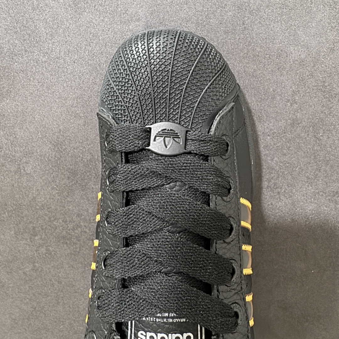 图片[5]-【H11顶级头层版】adidas originals Superstar 2 贝壳头 简约经典 舒适时尚 复古板鞋 男女同款 黑白 货号：JQ6469 全新升级版 皮料改进至头层原厂皮 原盒 原底原料 开模打造 原厂织唛鞋标 高精密准度 原楦原纸板开发 匹配原版98%以上 后跟垫棉独家呈现 反口里弧度正确 原厂鞋垫 背胶 后跟电绣针数 与正品一致 原厂皮料 原厂车缝线 质感无敌 皮料切割干净 无任何毛边 清洁度细节完美 进口港宝加持 后跟自然饱满 还原公司包裹性 鞋面采用原装数据贴合技术 全方位贴合包裹脚型 鞋跟部鞋底牵引设计 提供强大的抓地性能 更适应不同实战场地路面 尺码：35.5 36 36.5 37.5 38 38.5 39 40 40.5 41 42 42.5 43 44 45-选品中心