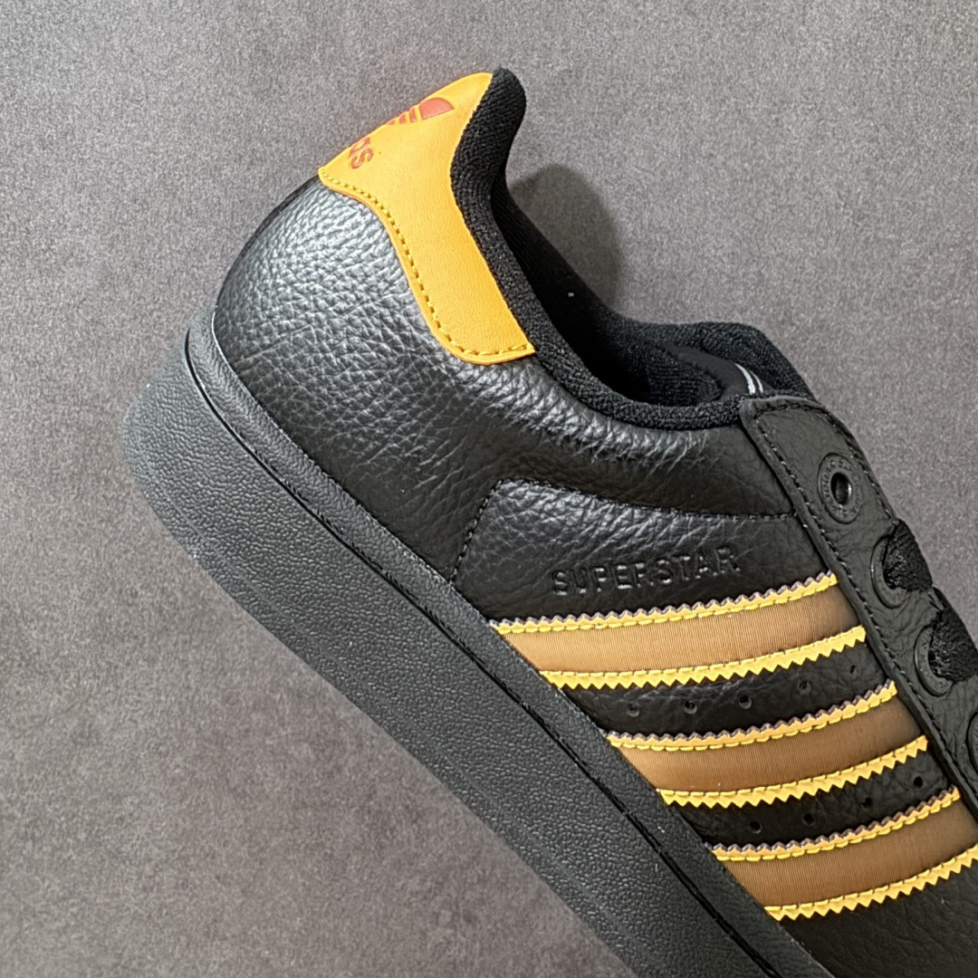 图片[7]-【H11顶级头层版】adidas originals Superstar 2 贝壳头 简约经典 舒适时尚 复古板鞋 男女同款 黑白 货号：JQ6469 全新升级版 皮料改进至头层原厂皮 原盒 原底原料 开模打造 原厂织唛鞋标 高精密准度 原楦原纸板开发 匹配原版98%以上 后跟垫棉独家呈现 反口里弧度正确 原厂鞋垫 背胶 后跟电绣针数 与正品一致 原厂皮料 原厂车缝线 质感无敌 皮料切割干净 无任何毛边 清洁度细节完美 进口港宝加持 后跟自然饱满 还原公司包裹性 鞋面采用原装数据贴合技术 全方位贴合包裹脚型 鞋跟部鞋底牵引设计 提供强大的抓地性能 更适应不同实战场地路面 尺码：35.5 36 36.5 37.5 38 38.5 39 40 40.5 41 42 42.5 43 44 45-选品中心