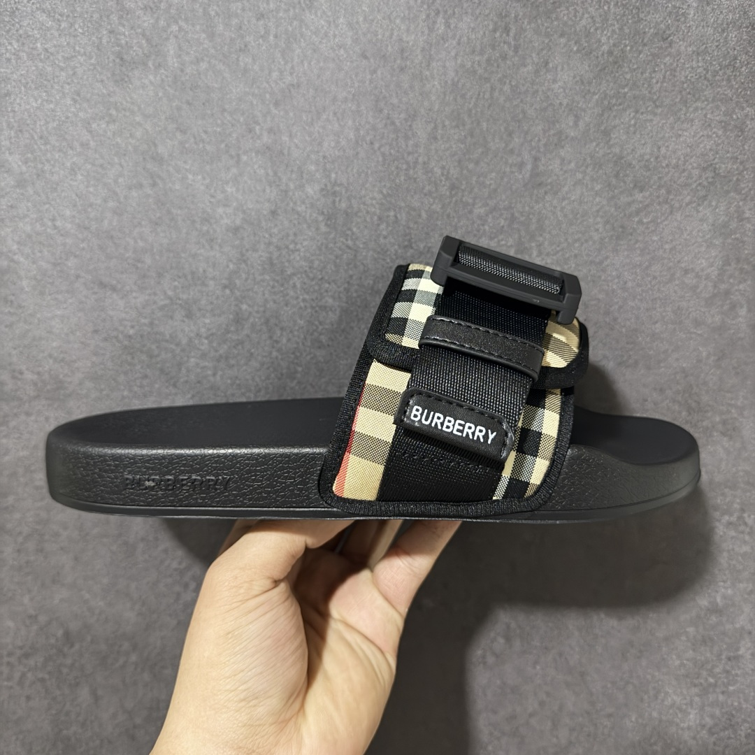 【广东版本】Burberry 巴宝莉拖鞋 夏季新款经典格纹拖鞋Vintage 复古格纹拖鞋 流线型鞋垫缔造舒适穿着体验 鞋面：PVC 100%热塑性聚氨酯 鞋底：100%橡胶 套穿式设计 侧面饰有 Burberry 立体字母徽标 Burberry经典格纹凉鞋 这款经典格纹凉鞋来自Burberry (博柏利)。 设计细节：穿套式、haymarket方格花纹、露趾、侧面饰有浮雕品牌标记、模压定型鞋垫 尺码：38-45-选品中心