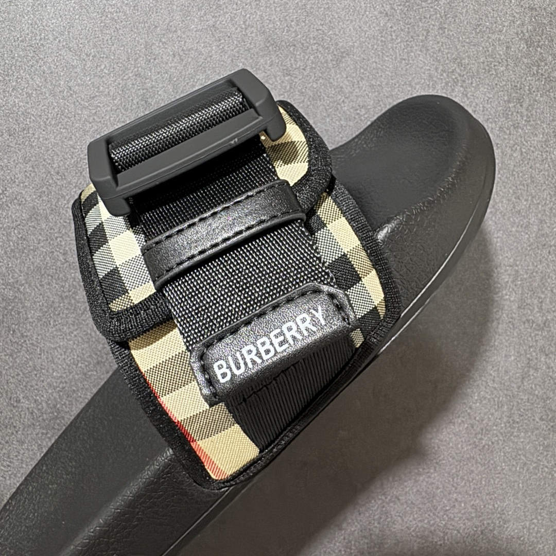 图片[7]-【广东版本】Burberry 巴宝莉拖鞋 夏季新款经典格纹拖鞋Vintage 复古格纹拖鞋 流线型鞋垫缔造舒适穿着体验 鞋面：PVC 100%热塑性聚氨酯 鞋底：100%橡胶 套穿式设计 侧面饰有 Burberry 立体字母徽标 Burberry经典格纹凉鞋 这款经典格纹凉鞋来自Burberry (博柏利)。 设计细节：穿套式、haymarket方格花纹、露趾、侧面饰有浮雕品牌标记、模压定型鞋垫 尺码：38-45-选品中心