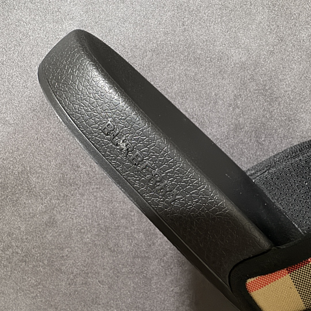 图片[6]-【广东版本】Burberry 巴宝莉拖鞋 夏季新款经典格纹拖鞋Vintage 复古格纹拖鞋 流线型鞋垫缔造舒适穿着体验 鞋面：PVC 100%热塑性聚氨酯 鞋底：100%橡胶 套穿式设计 侧面饰有 Burberry 立体字母徽标 Burberry经典格纹凉鞋 这款经典格纹凉鞋来自Burberry (博柏利)。 设计细节：穿套式、haymarket方格花纹、露趾、侧面饰有浮雕品牌标记、模压定型鞋垫 尺码：38-45-选品中心