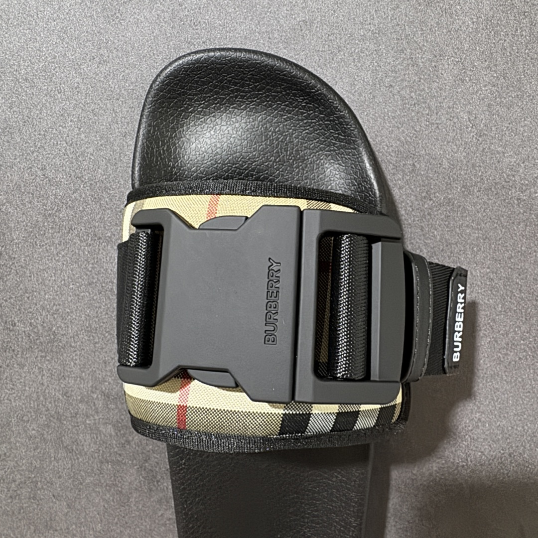 图片[8]-【广东版本】Burberry 巴宝莉拖鞋 夏季新款经典格纹拖鞋Vintage 复古格纹拖鞋 流线型鞋垫缔造舒适穿着体验 鞋面：PVC 100%热塑性聚氨酯 鞋底：100%橡胶 套穿式设计 侧面饰有 Burberry 立体字母徽标 Burberry经典格纹凉鞋 这款经典格纹凉鞋来自Burberry (博柏利)。 设计细节：穿套式、haymarket方格花纹、露趾、侧面饰有浮雕品牌标记、模压定型鞋垫 尺码：38-45-选品中心