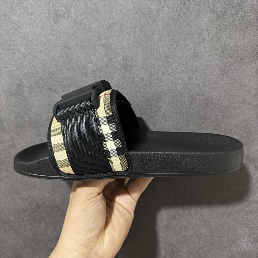 图片[2]-【广东版本】Burberry 巴宝莉拖鞋 夏季新款经典格纹拖鞋Vintage 复古格纹拖鞋 流线型鞋垫缔造舒适穿着体验 鞋面：PVC 100%热塑性聚氨酯 鞋底：100%橡胶 套穿式设计 侧面饰有 Burberry 立体字母徽标 Burberry经典格纹凉鞋 这款经典格纹凉鞋来自Burberry (博柏利)。 设计细节：穿套式、haymarket方格花纹、露趾、侧面饰有浮雕品牌标记、模压定型鞋垫 尺码：38-45-选品中心