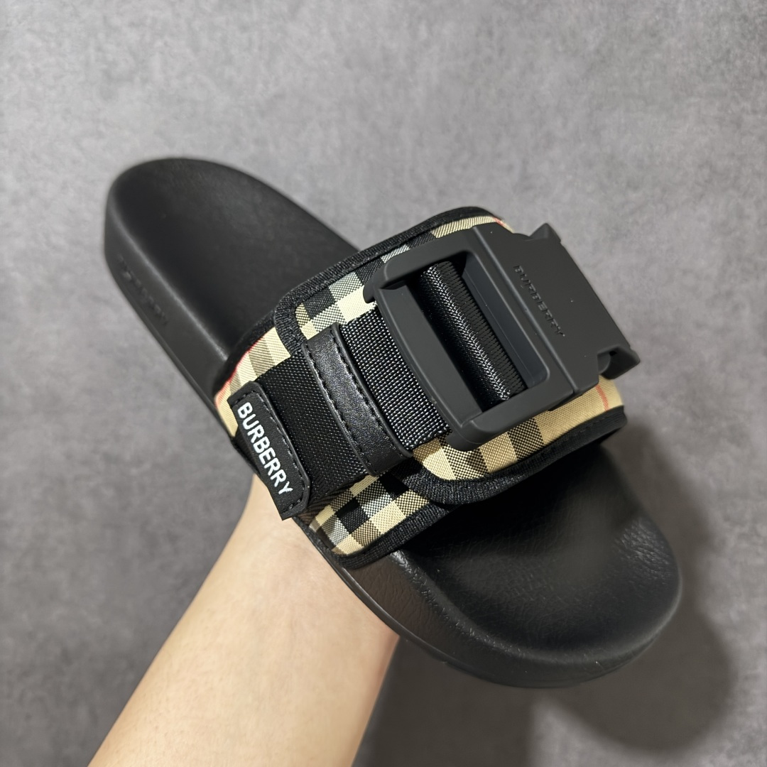 图片[3]-【广东版本】Burberry 巴宝莉拖鞋 夏季新款经典格纹拖鞋Vintage 复古格纹拖鞋 流线型鞋垫缔造舒适穿着体验 鞋面：PVC 100%热塑性聚氨酯 鞋底：100%橡胶 套穿式设计 侧面饰有 Burberry 立体字母徽标 Burberry经典格纹凉鞋 这款经典格纹凉鞋来自Burberry (博柏利)。 设计细节：穿套式、haymarket方格花纹、露趾、侧面饰有浮雕品牌标记、模压定型鞋垫 尺码：38-45-选品中心