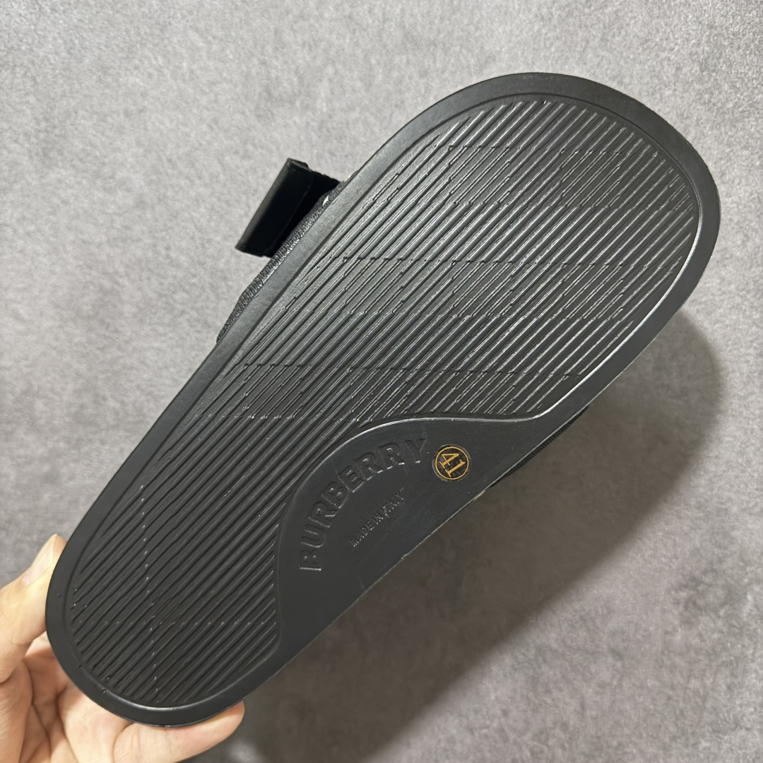 图片[9]-【广东版本】Burberry 巴宝莉拖鞋 夏季新款经典格纹拖鞋Vintage 复古格纹拖鞋 流线型鞋垫缔造舒适穿着体验 鞋面：PVC 100%热塑性聚氨酯 鞋底：100%橡胶 套穿式设计 侧面饰有 Burberry 立体字母徽标 Burberry经典格纹凉鞋 这款经典格纹凉鞋来自Burberry (博柏利)。 设计细节：穿套式、haymarket方格花纹、露趾、侧面饰有浮雕品牌标记、模压定型鞋垫 尺码：38-45-选品中心