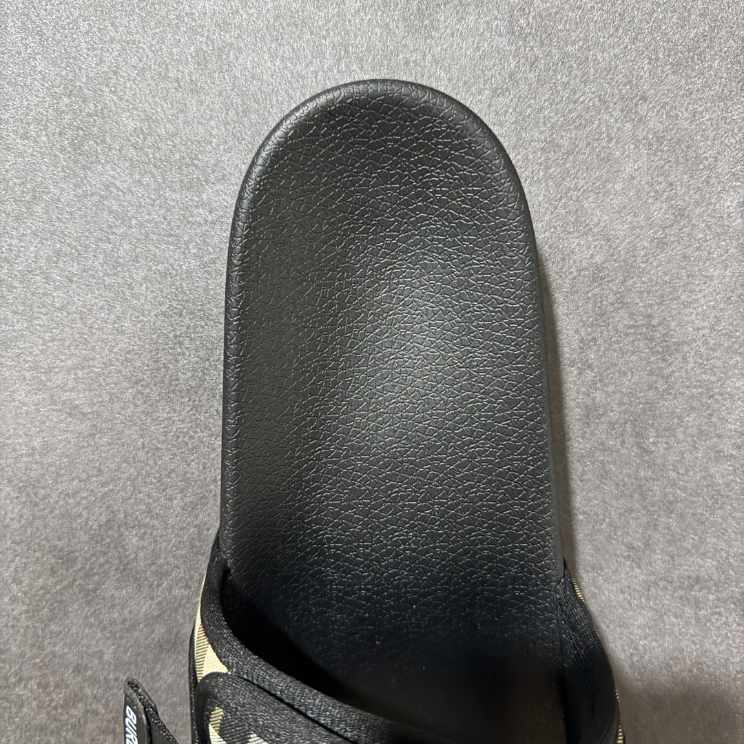 图片[5]-【广东版本】Burberry 巴宝莉拖鞋 夏季新款经典格纹拖鞋Vintage 复古格纹拖鞋 流线型鞋垫缔造舒适穿着体验 鞋面：PVC 100%热塑性聚氨酯 鞋底：100%橡胶 套穿式设计 侧面饰有 Burberry 立体字母徽标 Burberry经典格纹凉鞋 这款经典格纹凉鞋来自Burberry (博柏利)。 设计细节：穿套式、haymarket方格花纹、露趾、侧面饰有浮雕品牌标记、模压定型鞋垫 尺码：38-45-选品中心