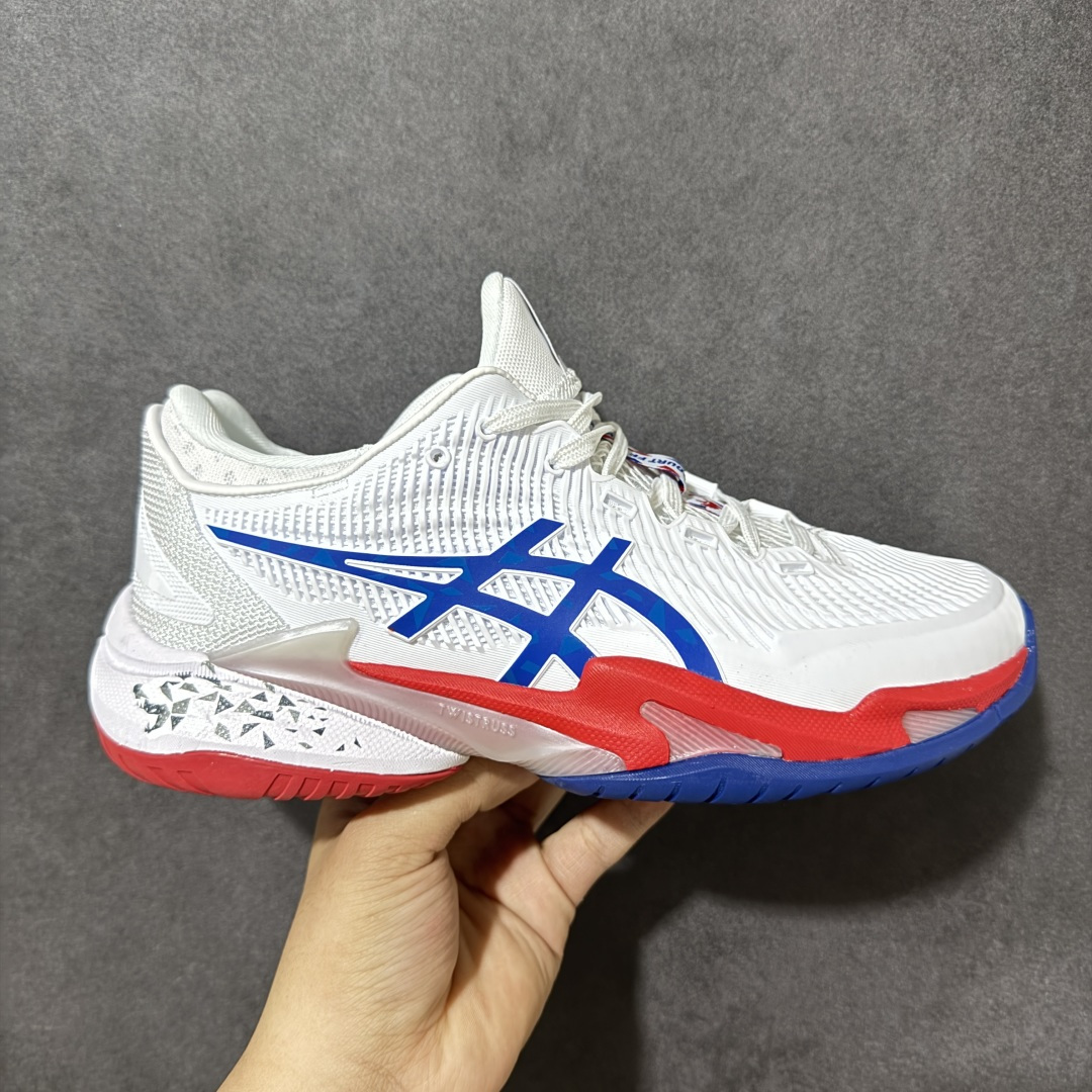 【公司级】Asics Court FF 3 Novak 亚瑟士 耐磨透气 低帮专业网球鞋 适用于所有球场的网球鞋 主要是硬地球场 追求日常练习的耐用性和反射性运动的支持 树脂加工的网眼材料的鞋面结构为脚的运动提供了耐用性和可跟随性 中底采用FLYTE FOAM 既轻巧又缓震 外底通过增加地平面的宽度来增强横向稳定性 货号：1041A480-100 尺码：36 37 37.5 38 39 39.5 40.5 41.5 42 42.5 43.5 44 45-选品中心