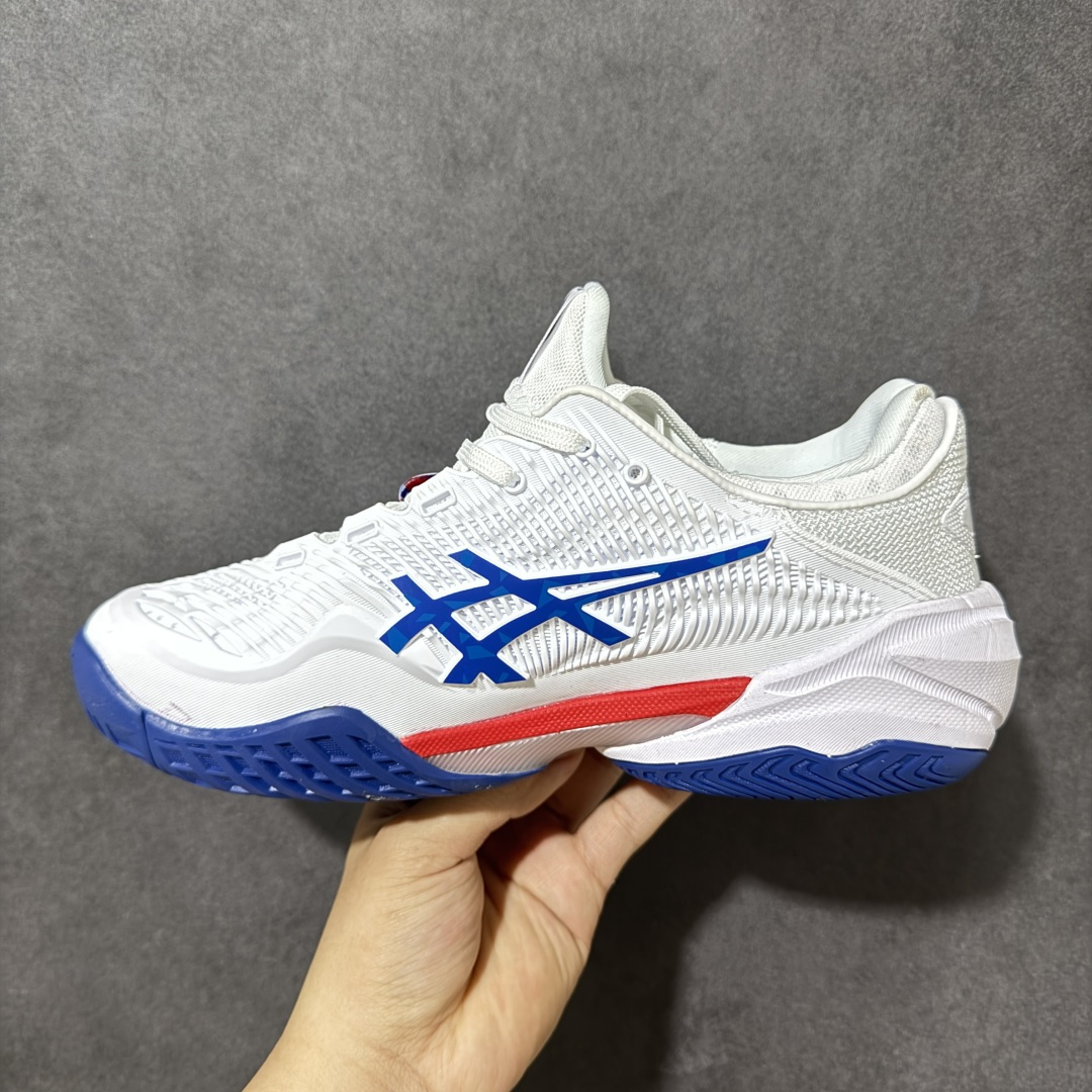 图片[2]-【公司级】Asics Court FF 3 Novak 亚瑟士 耐磨透气 低帮专业网球鞋 适用于所有球场的网球鞋 主要是硬地球场 追求日常练习的耐用性和反射性运动的支持 树脂加工的网眼材料的鞋面结构为脚的运动提供了耐用性和可跟随性 中底采用FLYTE FOAM 既轻巧又缓震 外底通过增加地平面的宽度来增强横向稳定性 货号：1041A480-100 尺码：36 37 37.5 38 39 39.5 40.5 41.5 42 42.5 43.5 44 45-选品中心