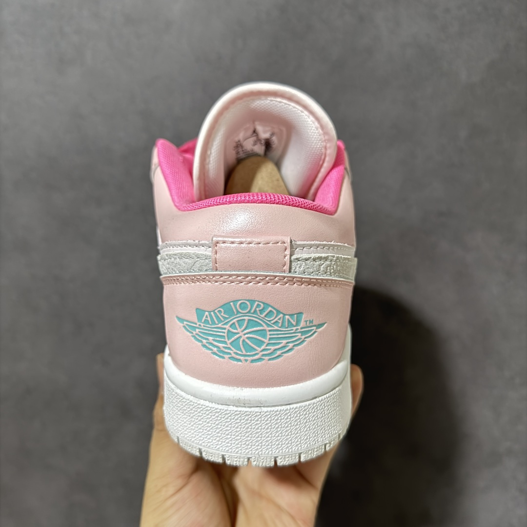 图片[4]-【公司级】Air Jordan 1 Low 低帮 白粉 AJ1 乔丹1代 aj1 乔1 低邦 乔丹篮球鞋系列 搭配奶白色皮革粉色覆面怪勾勒鞋身，Swoosh Logo标识与鞋带则采用灰色浮雕点缀，增添视觉对比。鞋舌上Jumpzman Logo采用蓝色刺绣呈现，后跟Wings Logo辅以蓝色装扮，鞋带采用粉色蕾丝，点缀粉色和桔色花，细节十分可爱。最后以白色中底搭配米白色橡胶外底完善整体设计收尾。 货号：II1247-600 尺码：36-46-选品中心