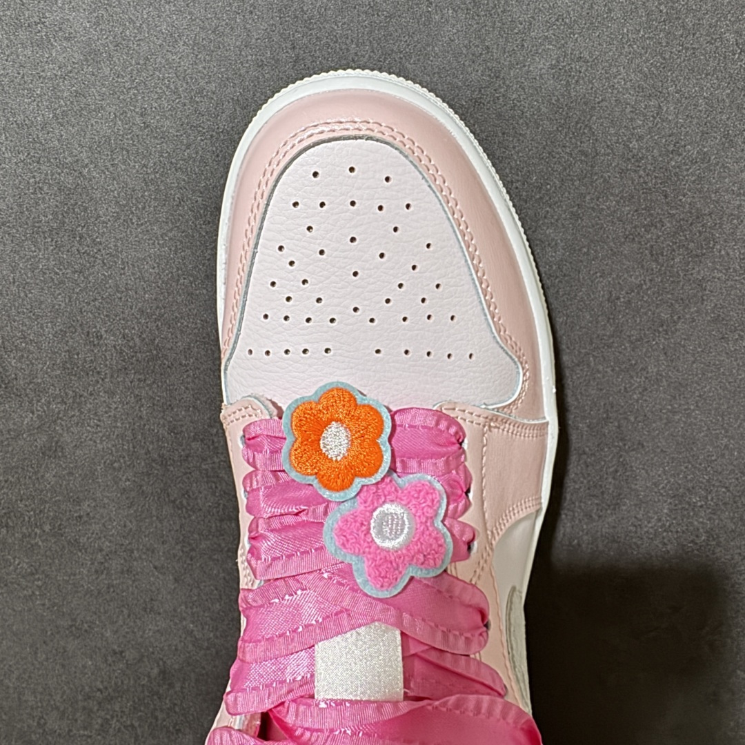 图片[5]-【公司级】Air Jordan 1 Low 低帮 白粉 AJ1 乔丹1代 aj1 乔1 低邦 乔丹篮球鞋系列 搭配奶白色皮革粉色覆面怪勾勒鞋身，Swoosh Logo标识与鞋带则采用灰色浮雕点缀，增添视觉对比。鞋舌上Jumpzman Logo采用蓝色刺绣呈现，后跟Wings Logo辅以蓝色装扮，鞋带采用粉色蕾丝，点缀粉色和桔色花，细节十分可爱。最后以白色中底搭配米白色橡胶外底完善整体设计收尾。 货号：II1247-600 尺码：36-46-选品中心