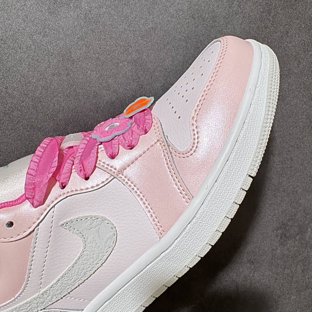 图片[8]-【公司级】Air Jordan 1 Low 低帮 白粉 AJ1 乔丹1代 aj1 乔1 低邦 乔丹篮球鞋系列 搭配奶白色皮革粉色覆面怪勾勒鞋身，Swoosh Logo标识与鞋带则采用灰色浮雕点缀，增添视觉对比。鞋舌上Jumpzman Logo采用蓝色刺绣呈现，后跟Wings Logo辅以蓝色装扮，鞋带采用粉色蕾丝，点缀粉色和桔色花，细节十分可爱。最后以白色中底搭配米白色橡胶外底完善整体设计收尾。 货号：II1247-600 尺码：36-46-选品中心
