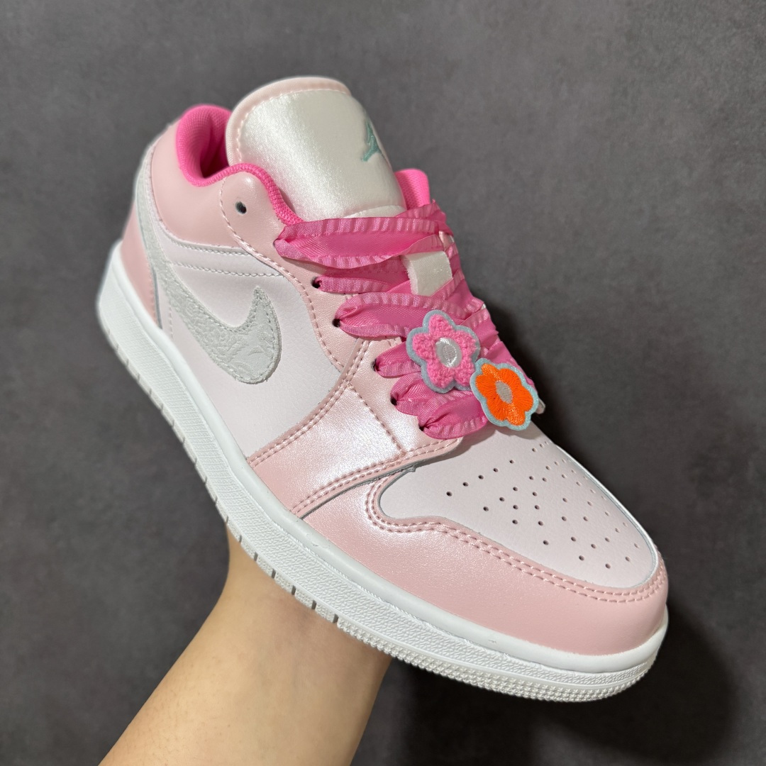 图片[3]-【公司级】Air Jordan 1 Low 低帮 白粉 AJ1 乔丹1代 aj1 乔1 低邦 乔丹篮球鞋系列 搭配奶白色皮革粉色覆面怪勾勒鞋身，Swoosh Logo标识与鞋带则采用灰色浮雕点缀，增添视觉对比。鞋舌上Jumpzman Logo采用蓝色刺绣呈现，后跟Wings Logo辅以蓝色装扮，鞋带采用粉色蕾丝，点缀粉色和桔色花，细节十分可爱。最后以白色中底搭配米白色橡胶外底完善整体设计收尾。 货号：II1247-600 尺码：36-46-选品中心